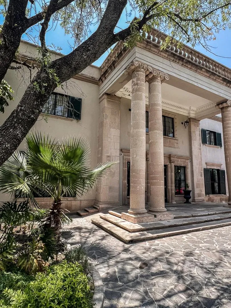 Property building in Mansión E. Borbón