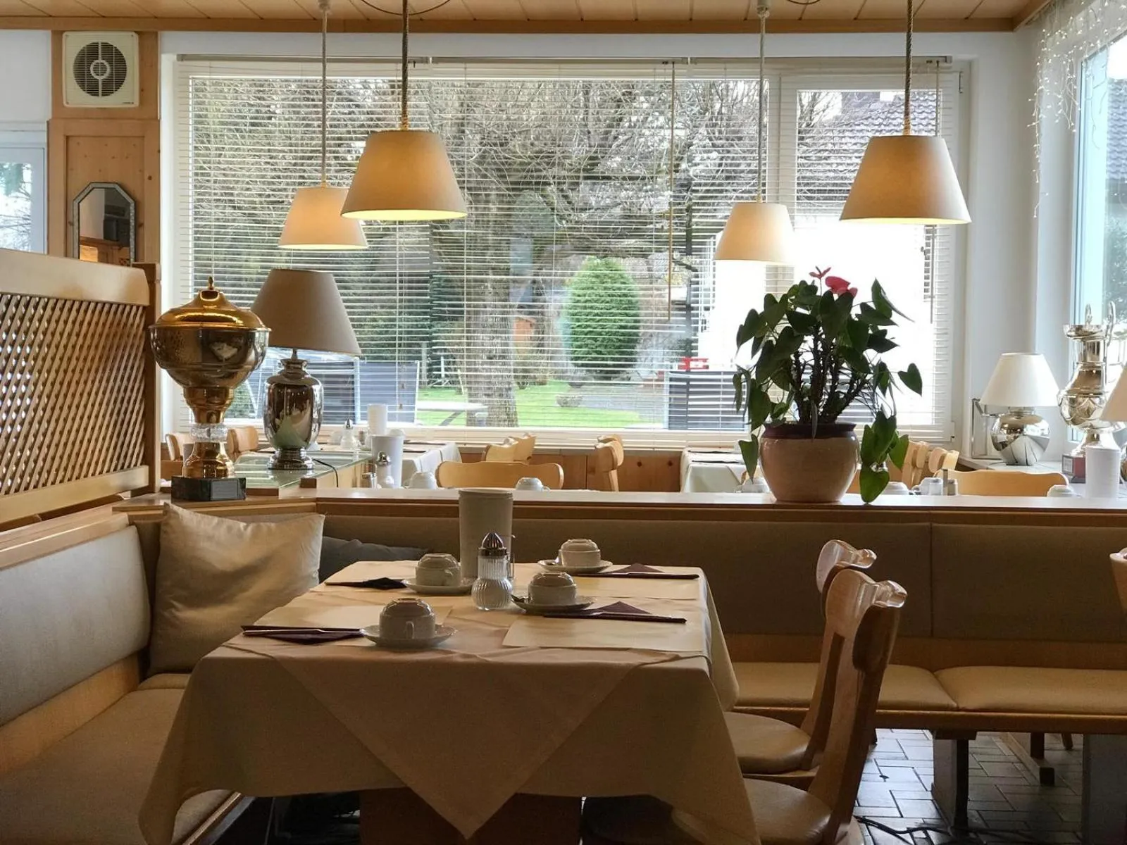 Restaurant/places to eat in Hotel Olympia