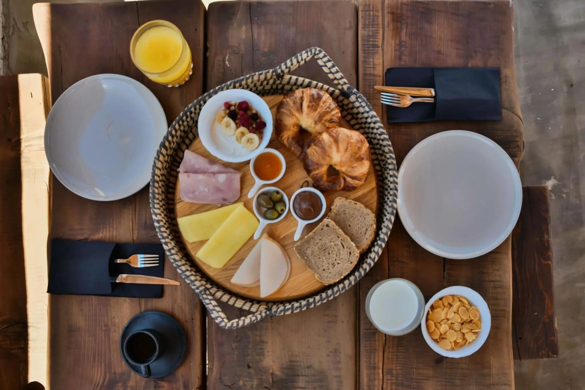 Restaurant/places to eat in Mira Living Concept Suites Adults Only