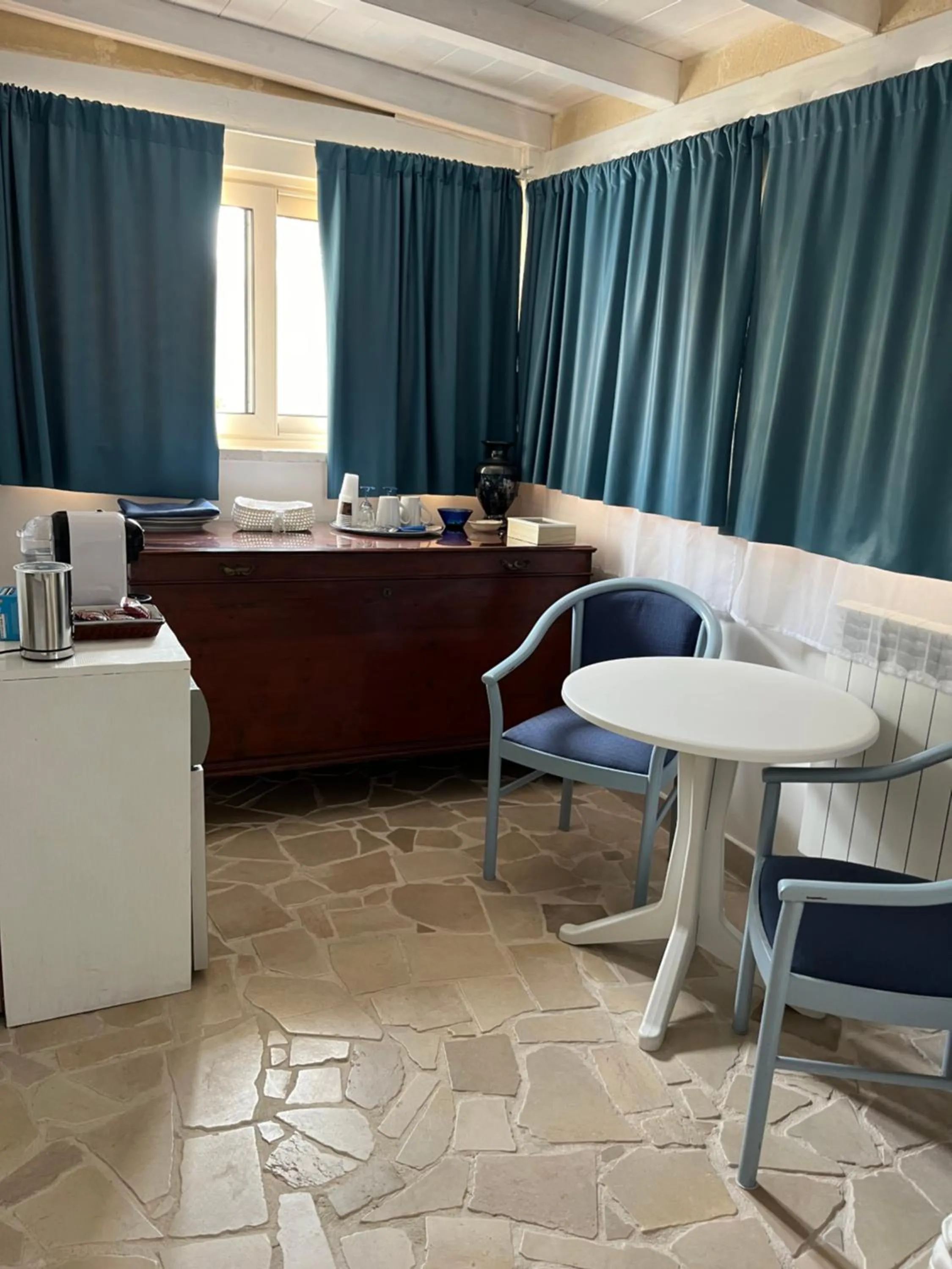 Seating area in B&B Villa Mediterranea with parking space