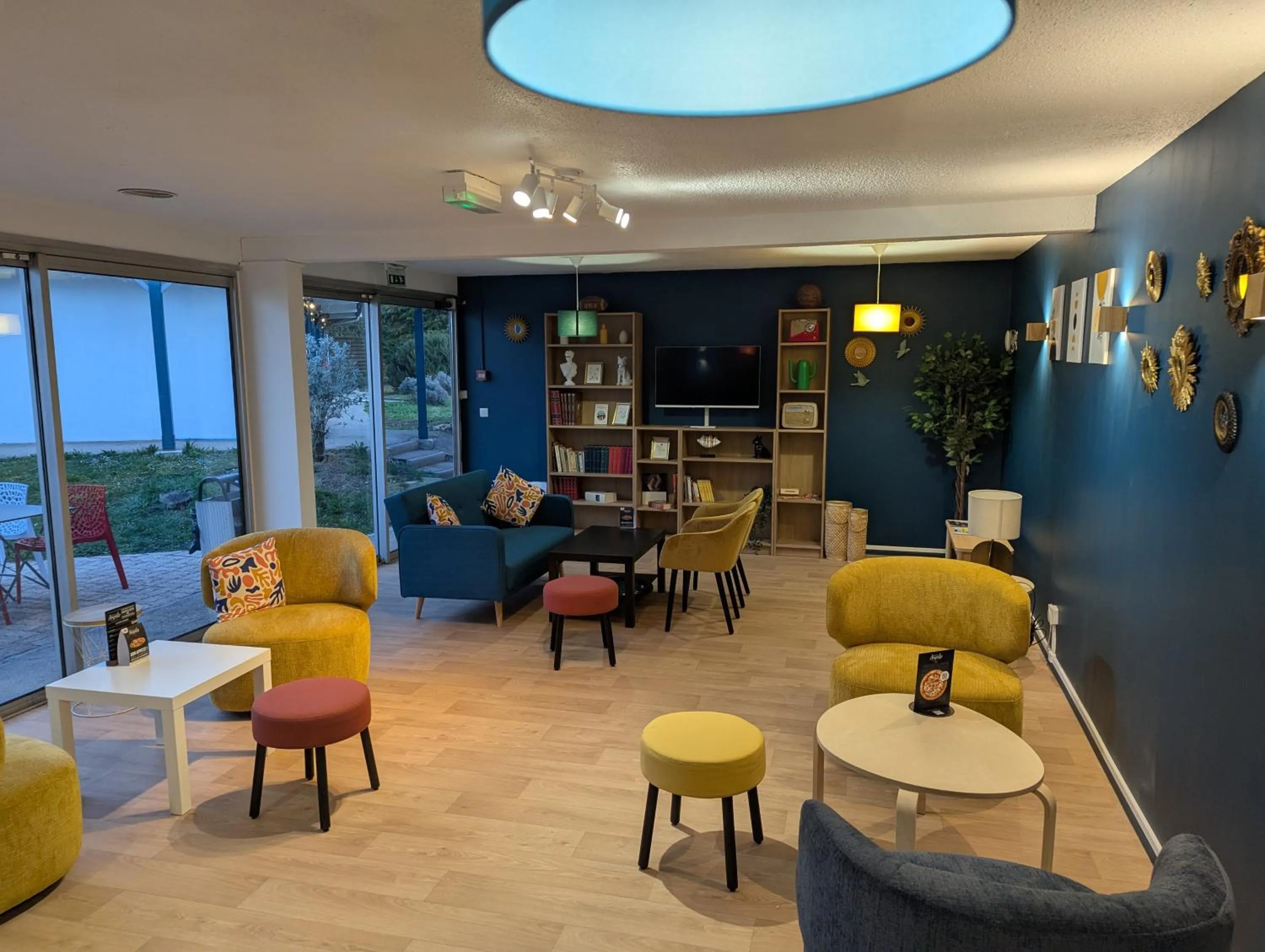 Communal lounge/ TV room in Kyriad Reims Est - Parc Expositions