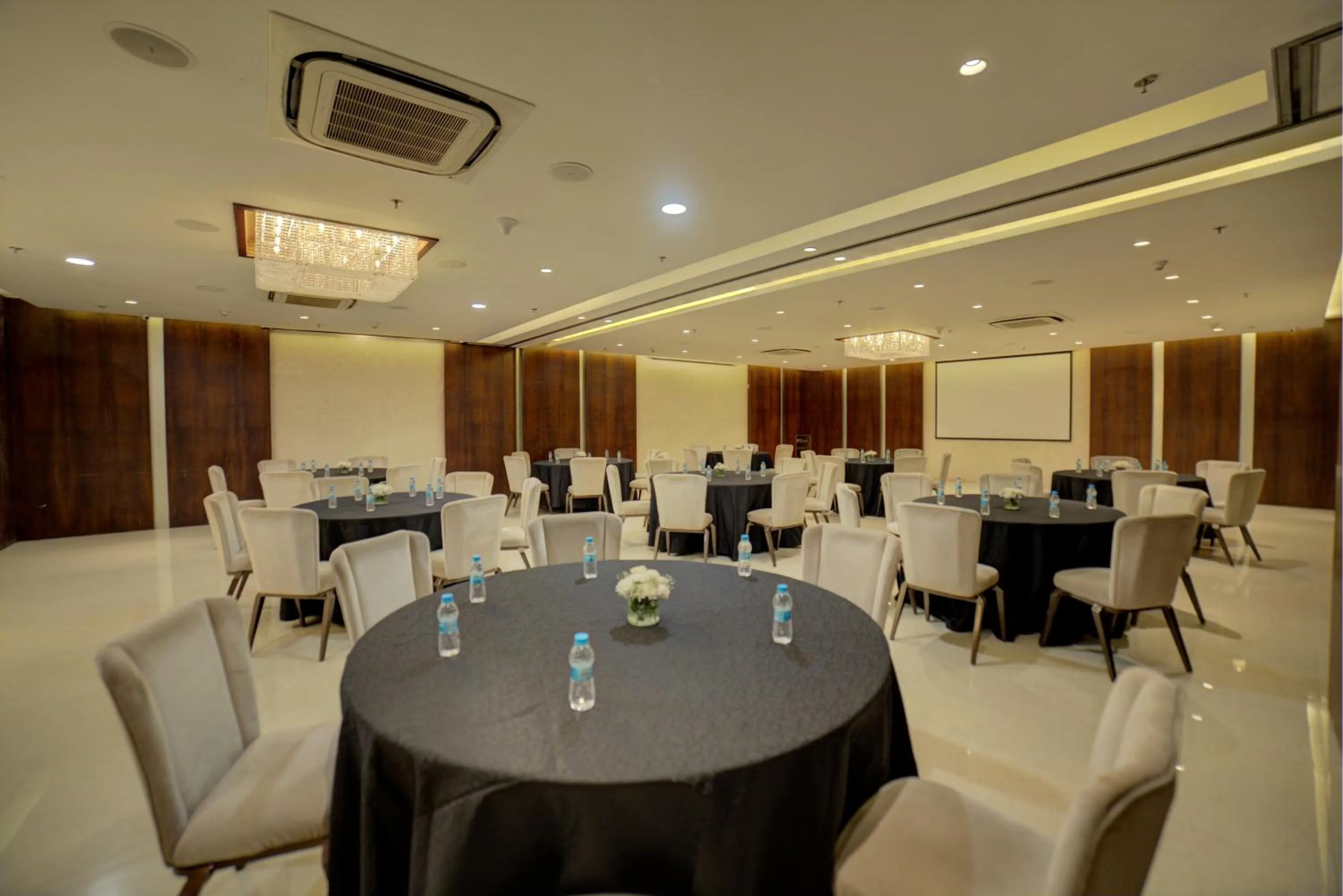 Banquet/Function facilities in Goldfinch Hotel Mumbai