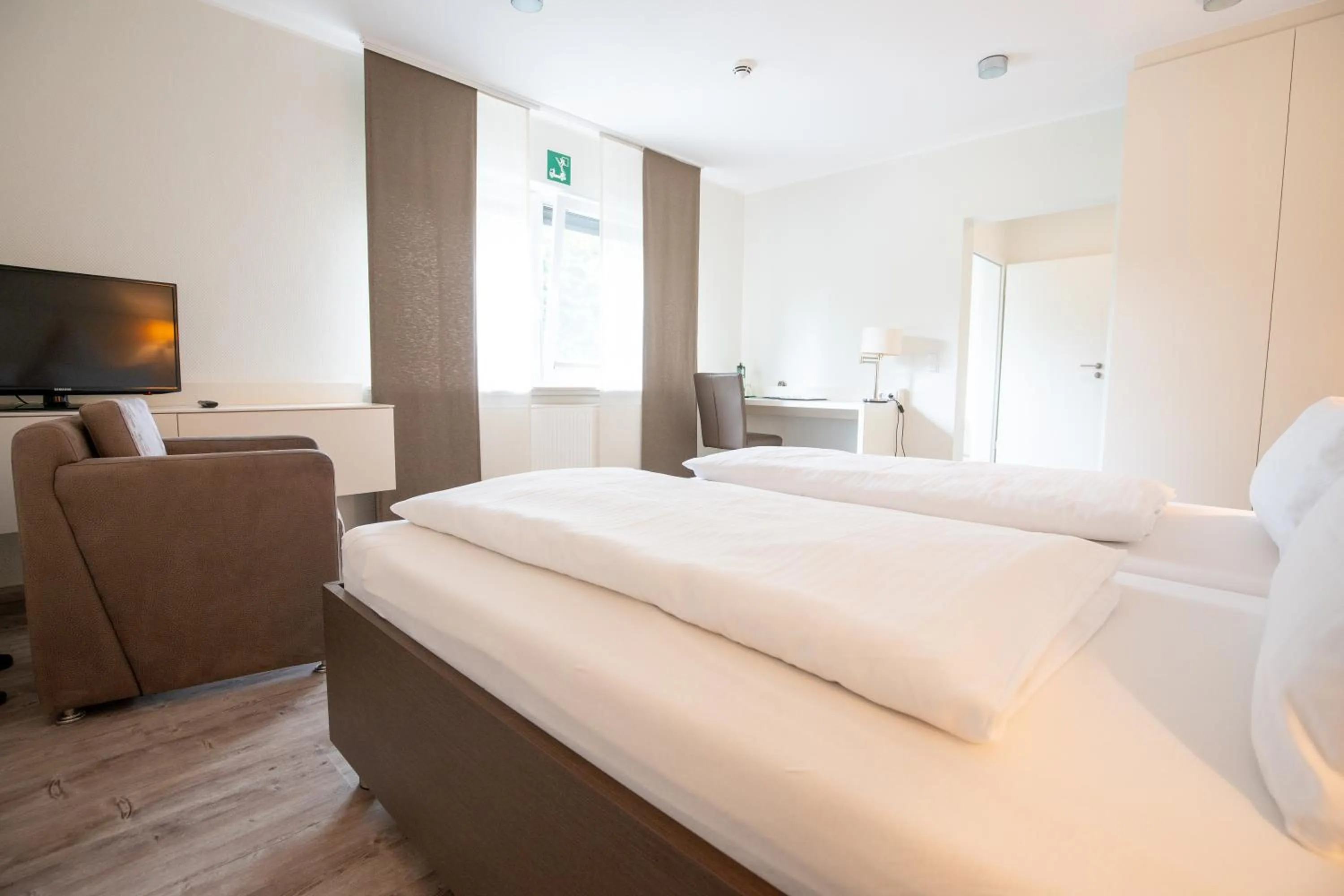 Bathroom, Bed in Hotel am Tiergarten