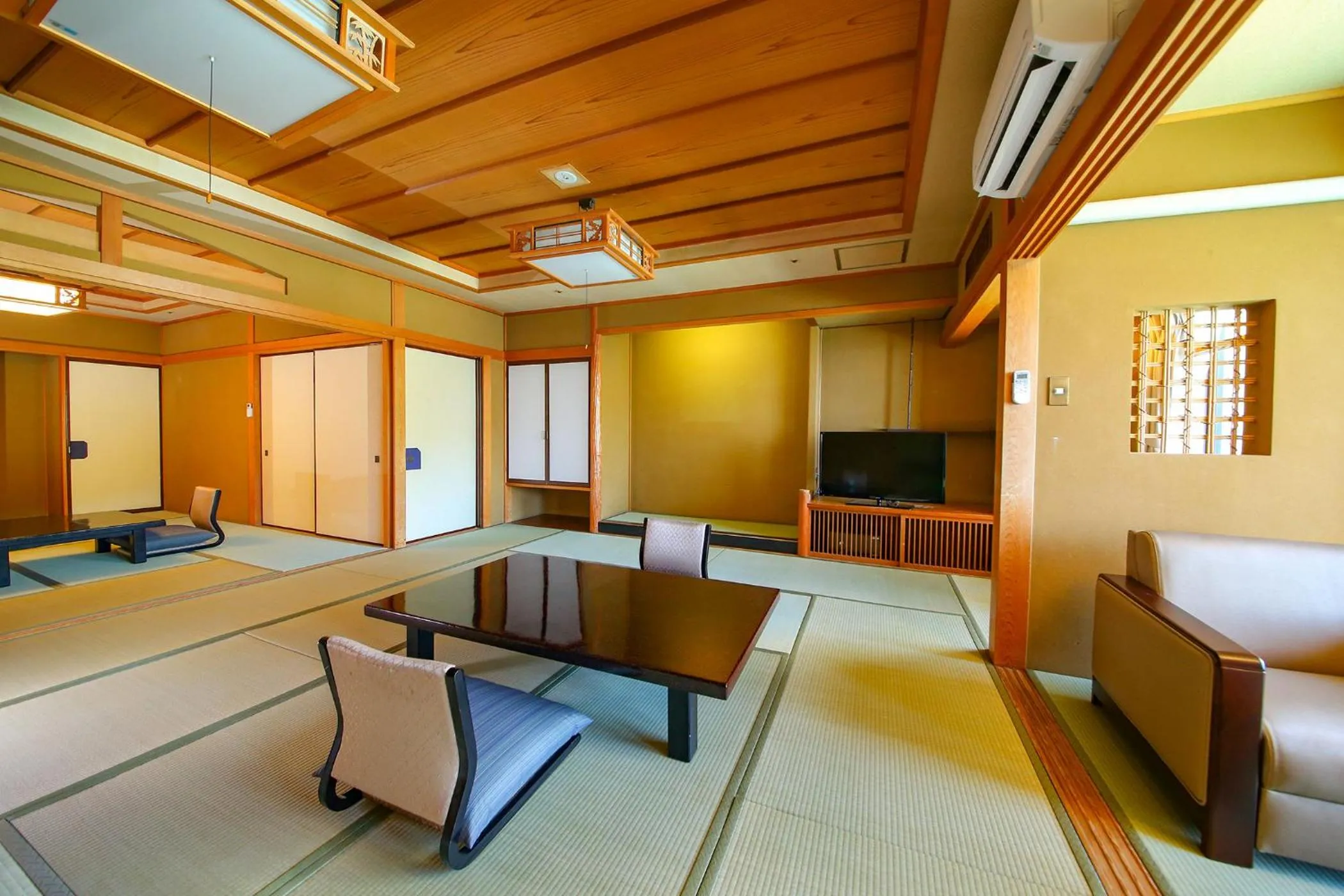 Living room in Ooedo Onsen Monogatari Hotel Suiyotei