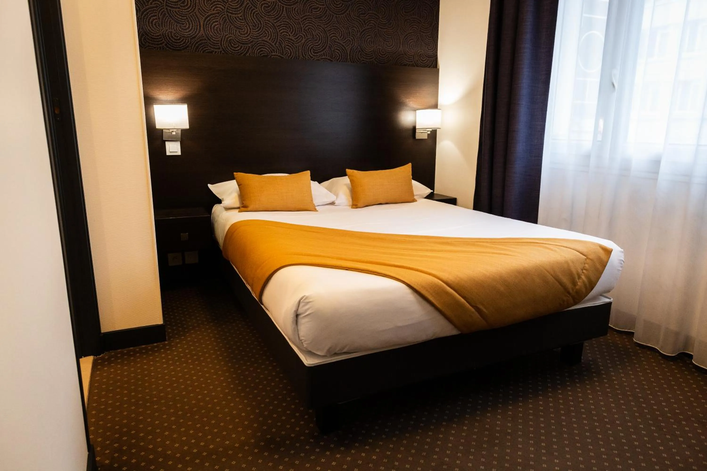 Bedroom, Bed in Hotel Astrid Caen centre