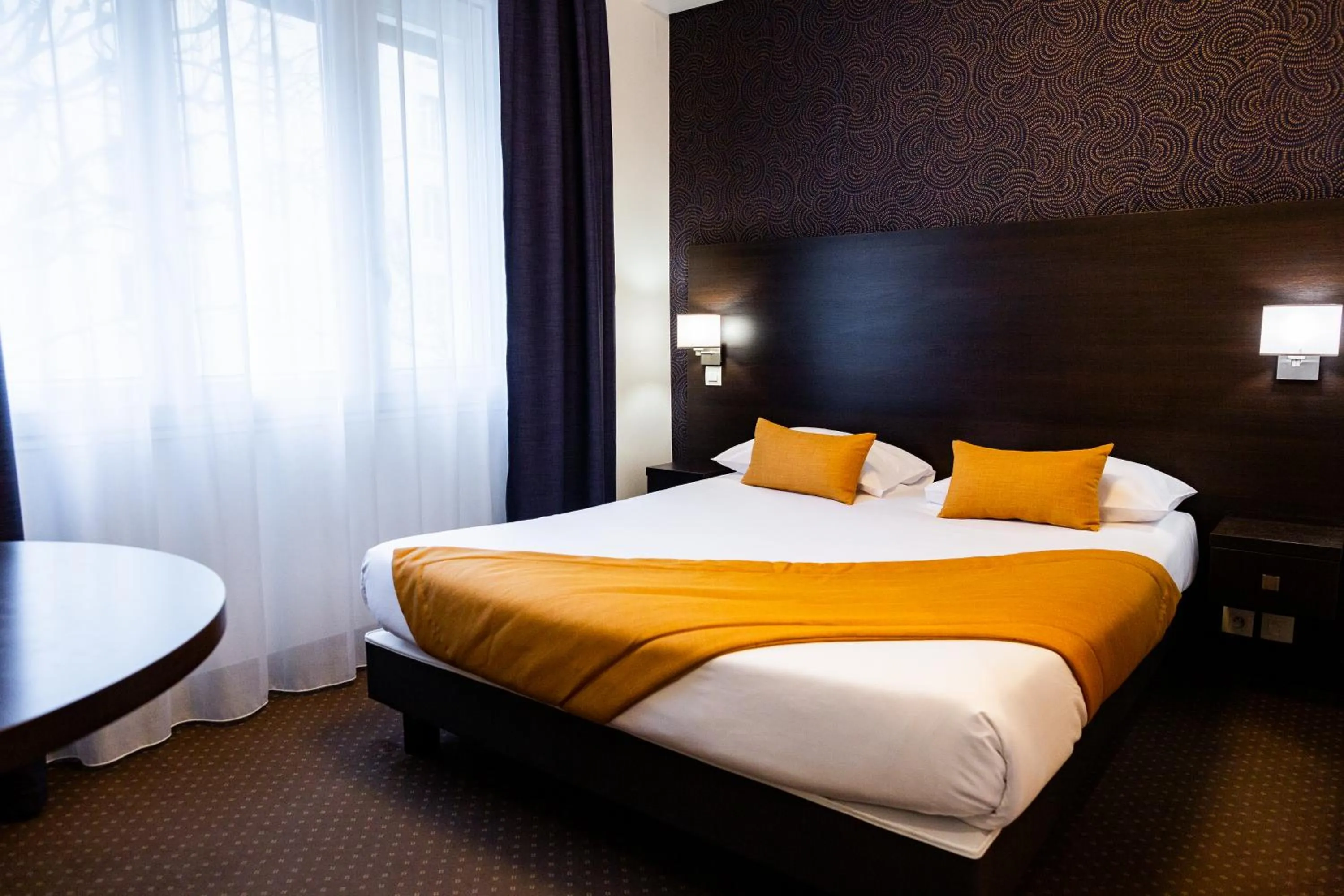 Bedroom, Bed in Hotel Astrid Caen centre