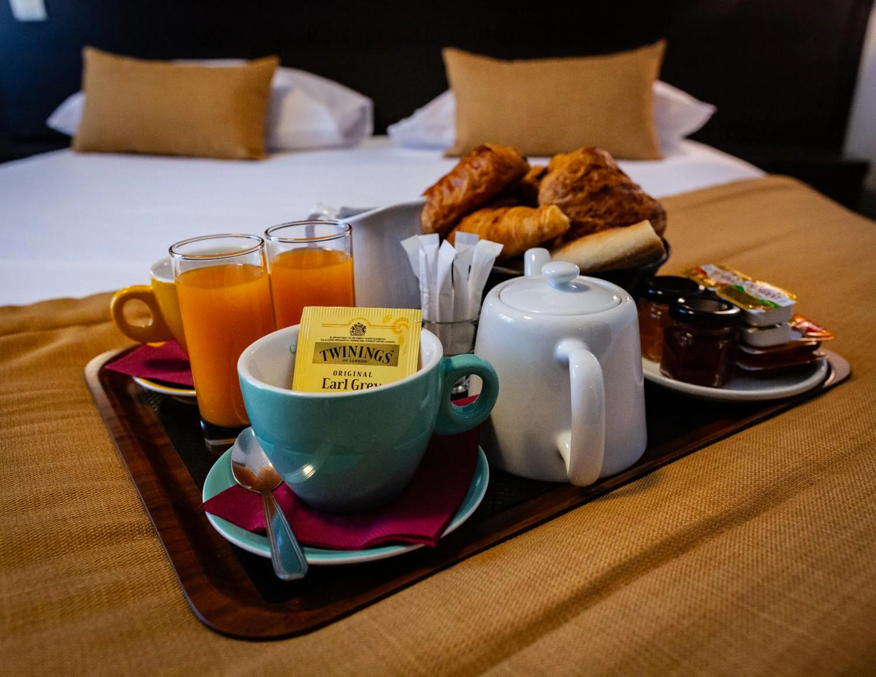 Breakfast, Bed in Hotel Astrid Caen centre