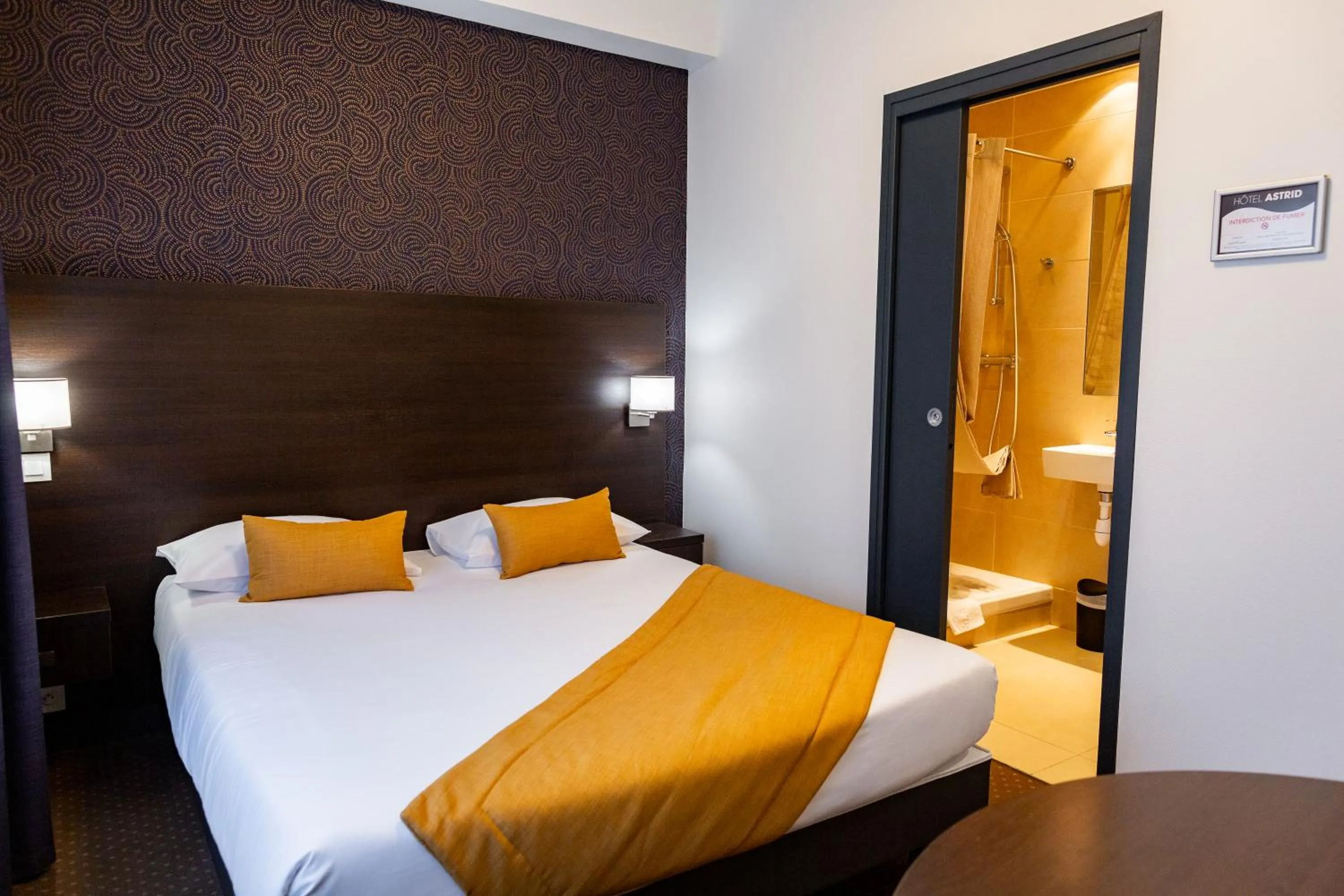 Bedroom, Bed in Hotel Astrid Caen centre