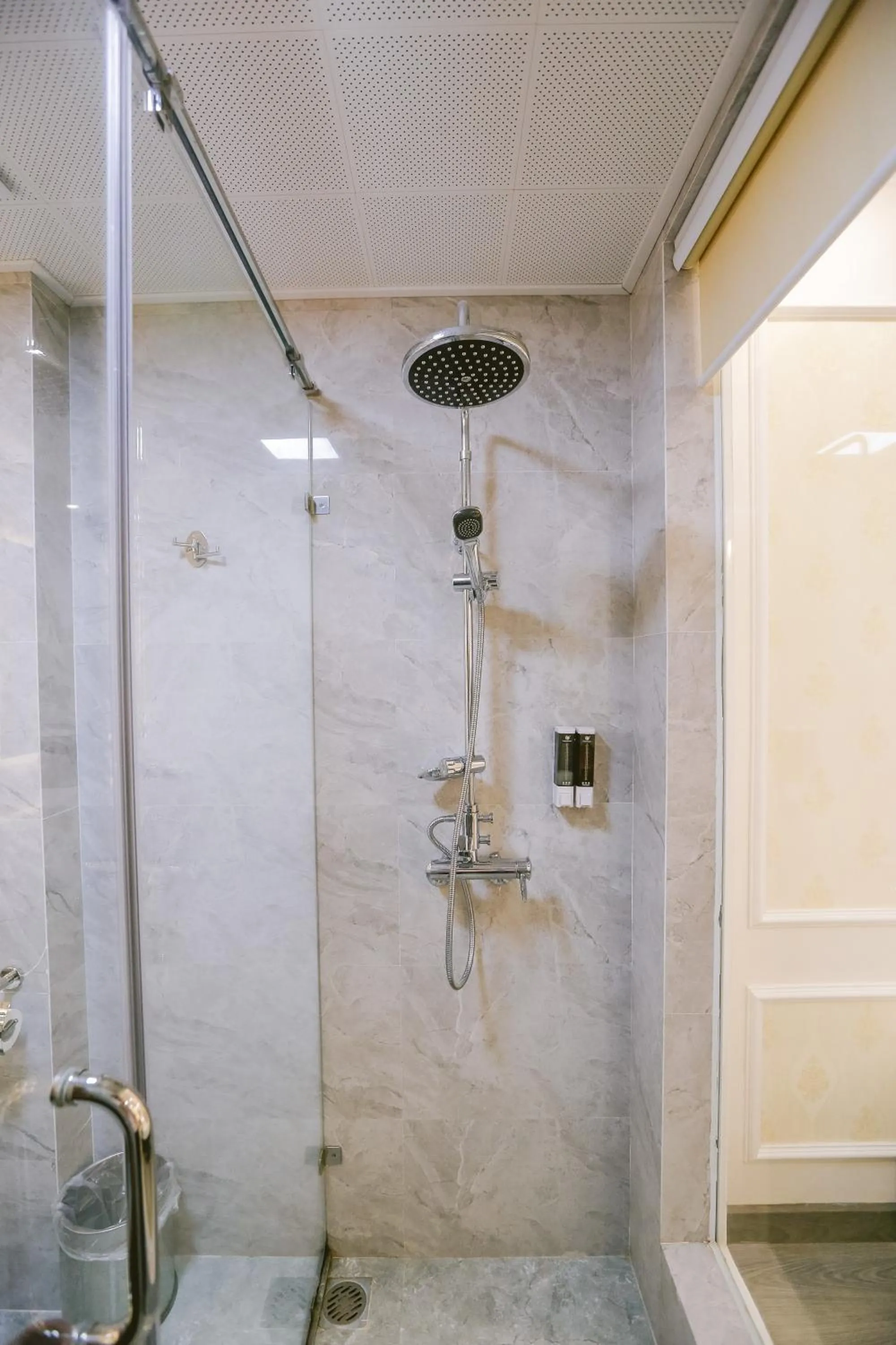 Bathroom in Vincent Halong Hotel