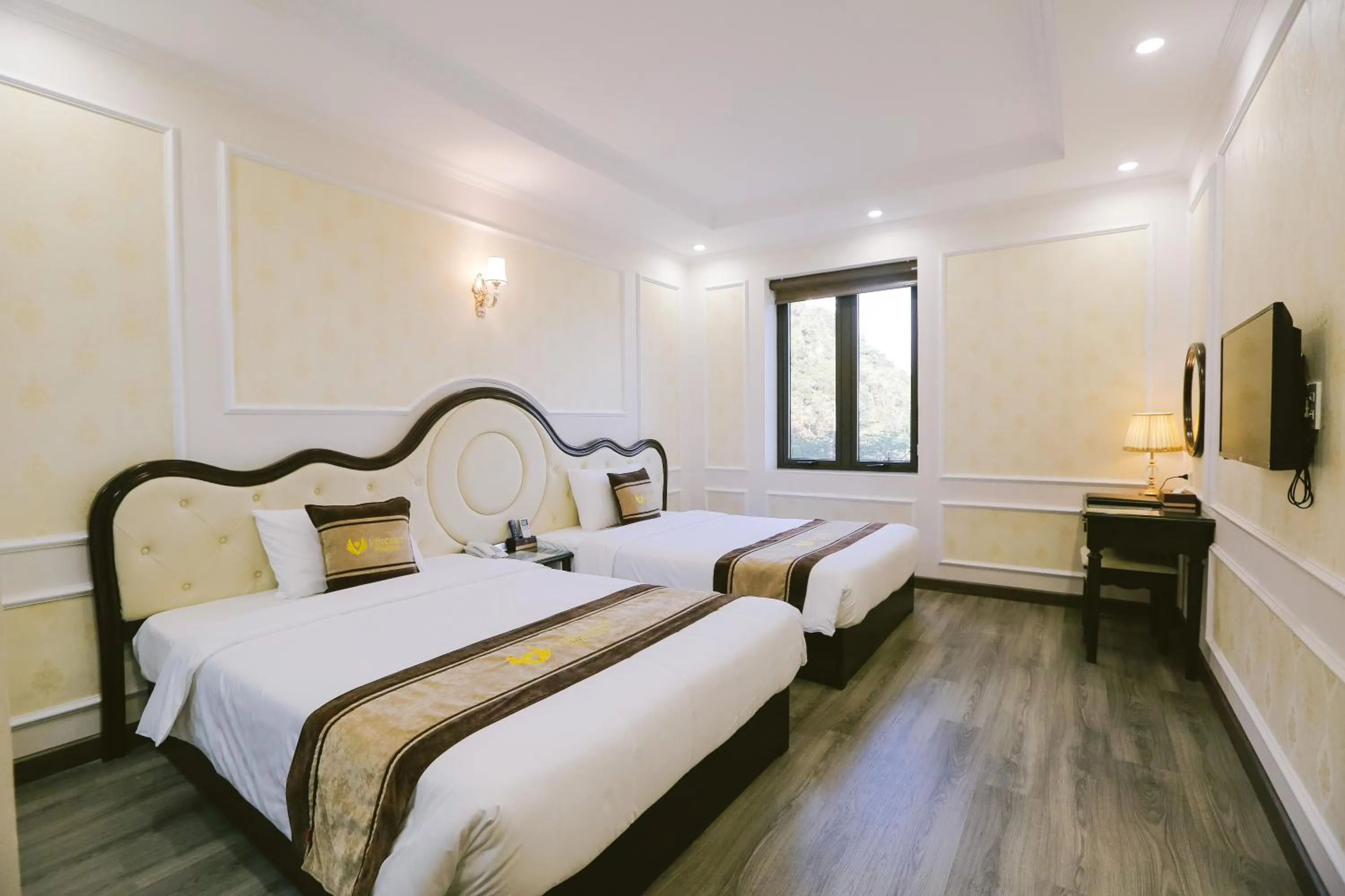 Bed in Vincent Halong Hotel