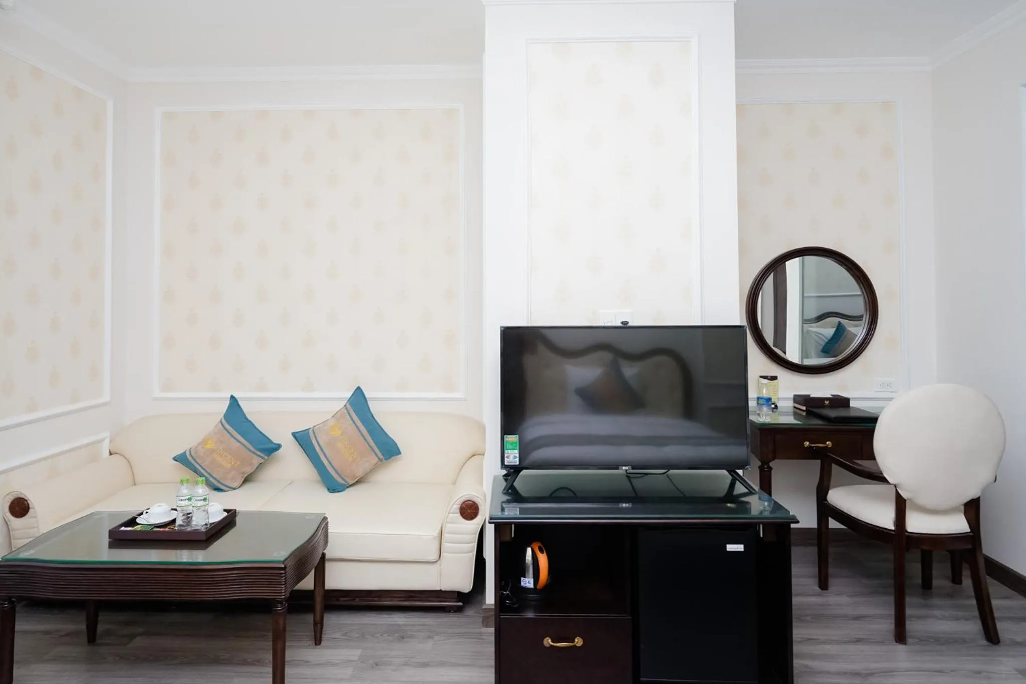 TV and multimedia in Vincent Halong Hotel