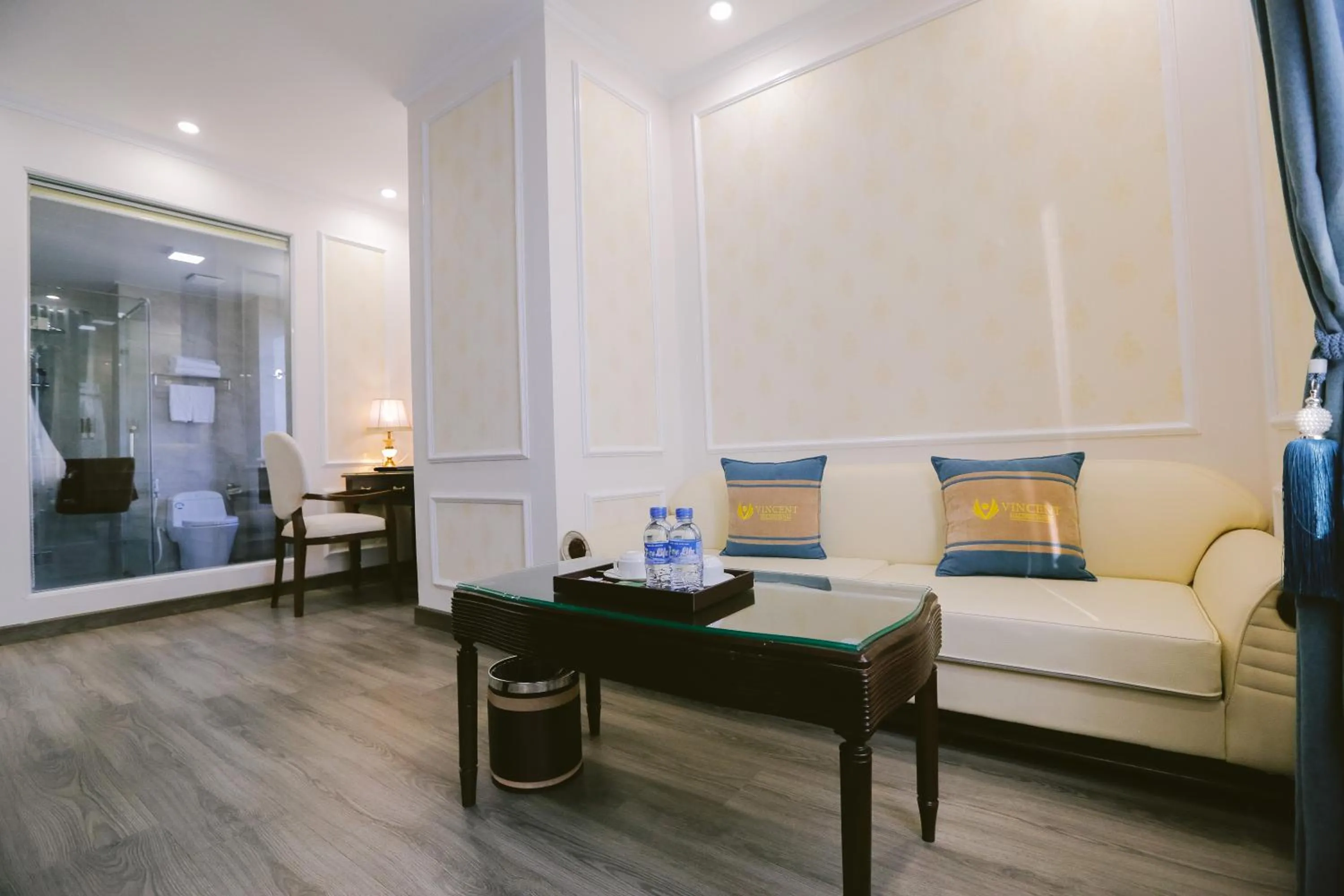 Living room in Vincent Halong Hotel