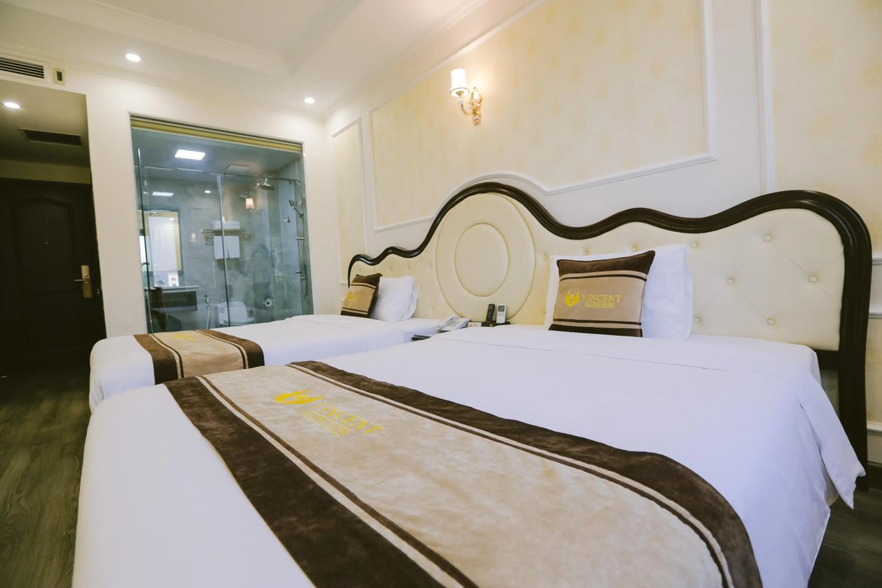 Bed in Vincent Halong Hotel