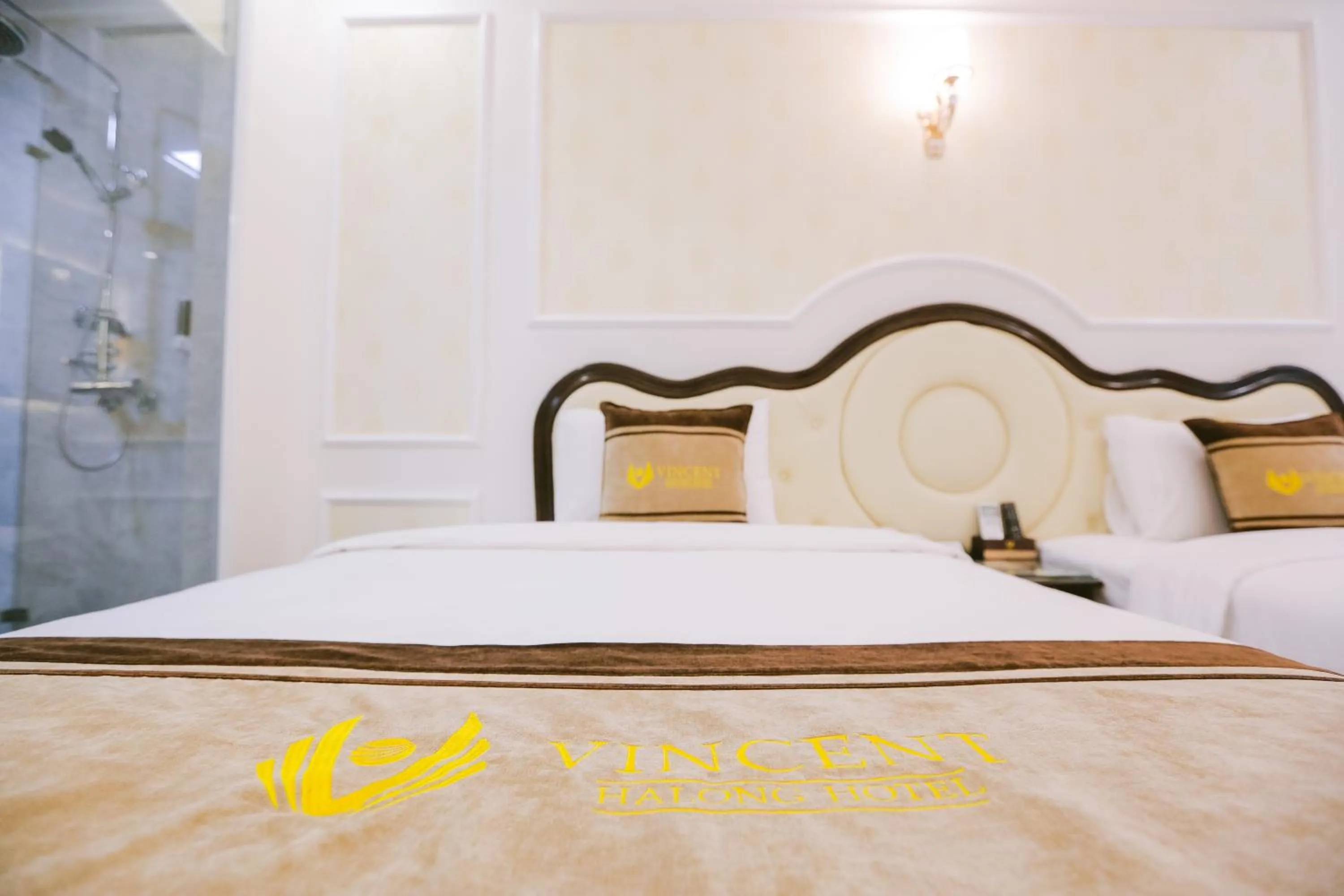 Bed in Vincent Halong Hotel