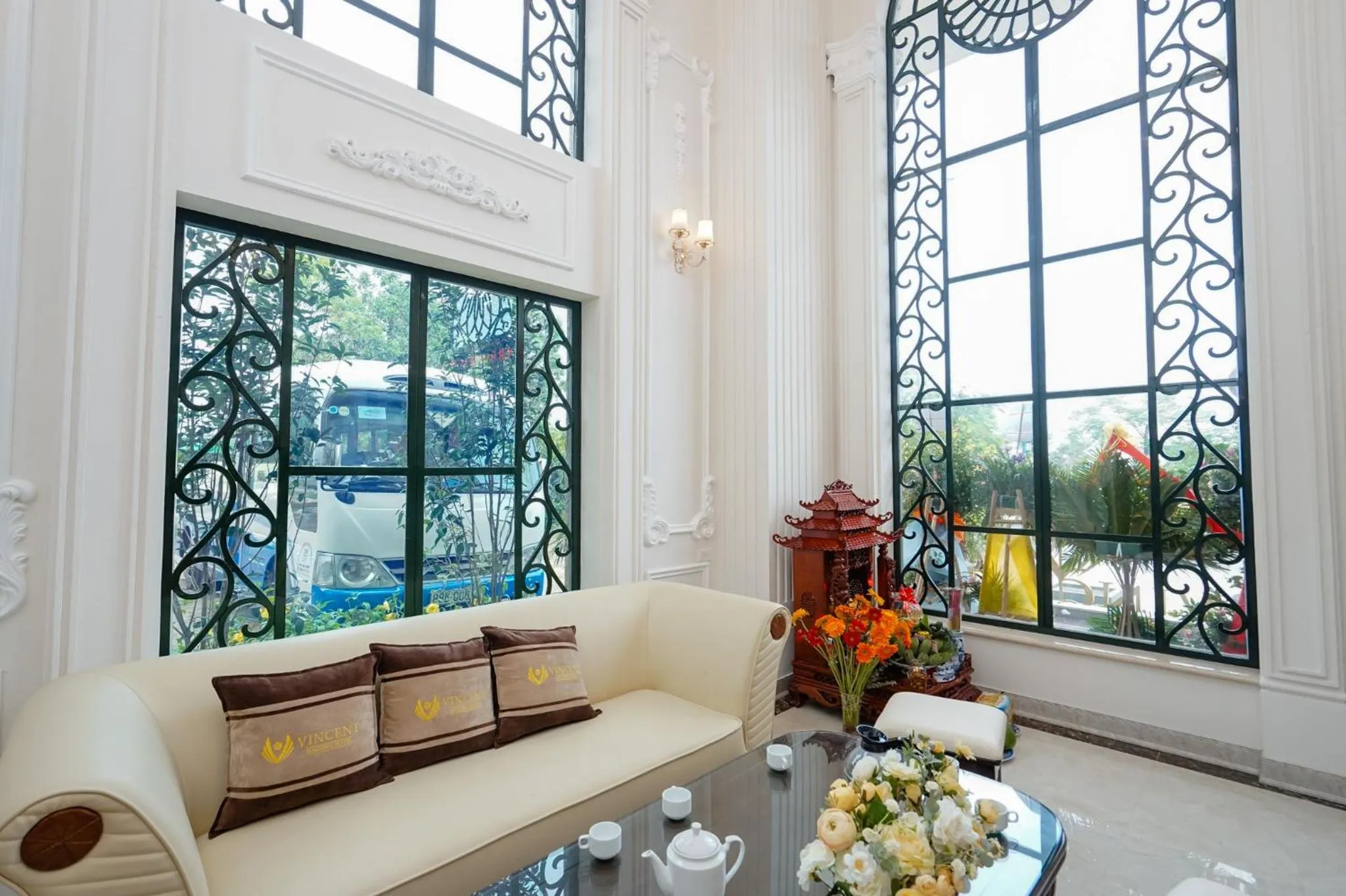 Living room in Vincent Halong Hotel