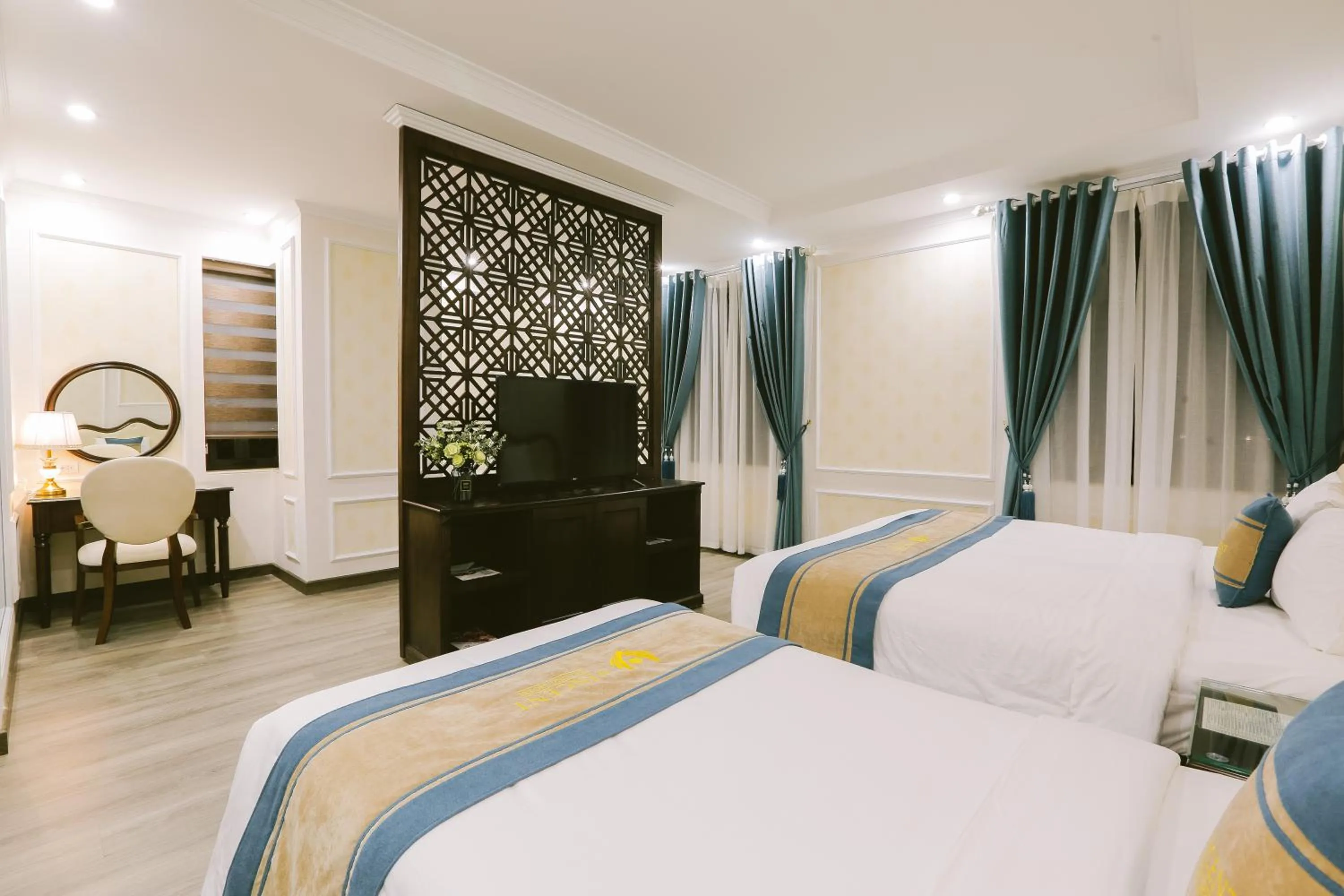 Bed in Vincent Halong Hotel