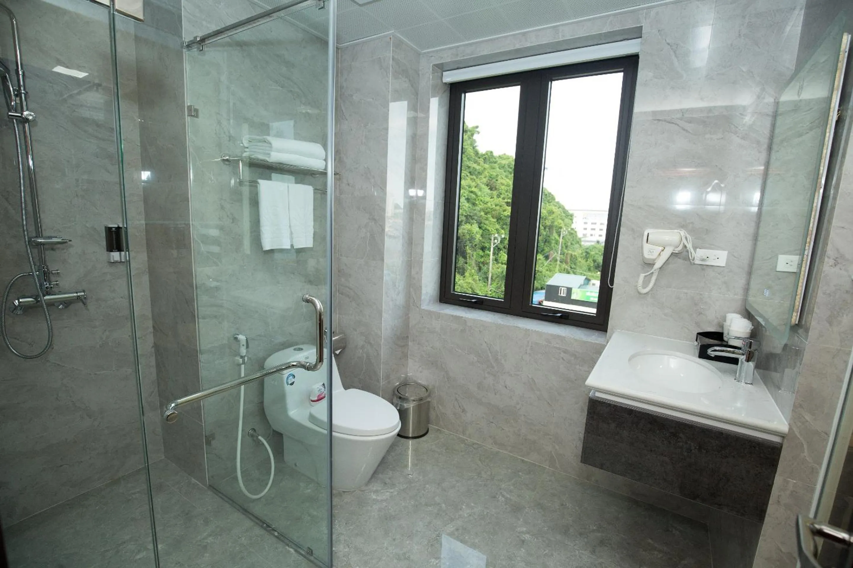 Bathroom in Vincent Halong Hotel