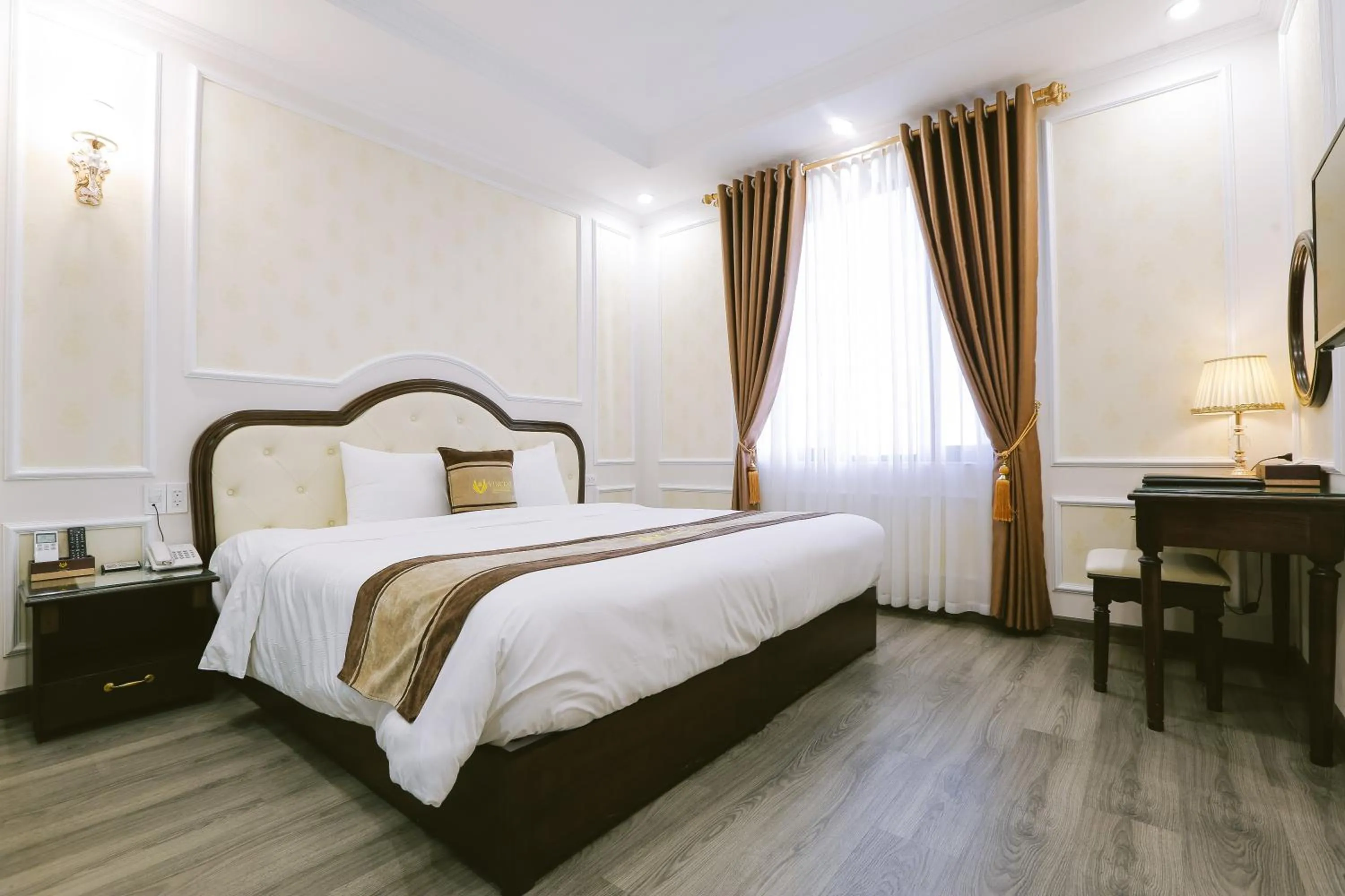 Bed in Vincent Halong Hotel