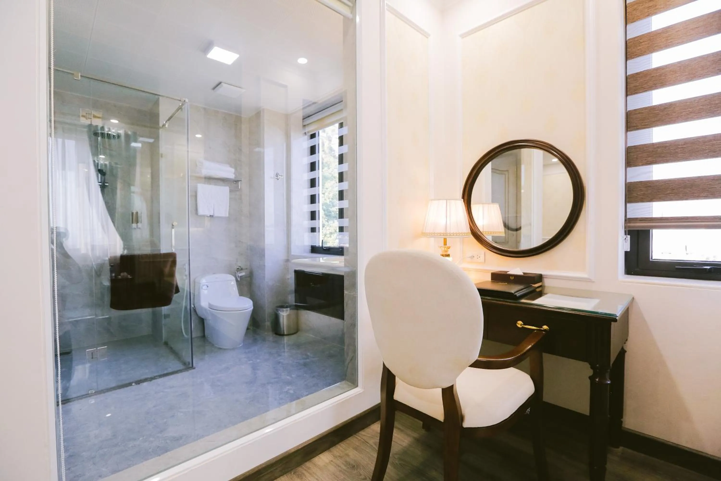 Bathroom in Vincent Halong Hotel