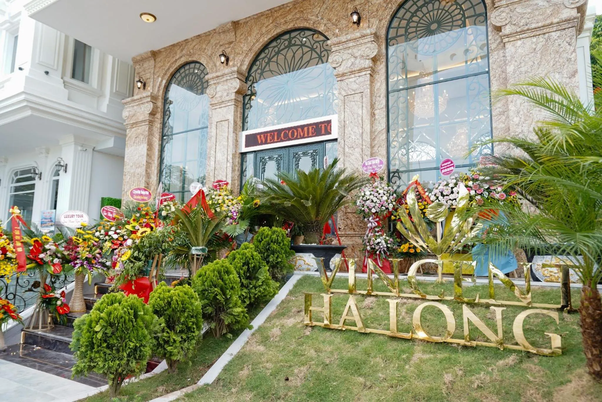Facade/entrance in Vincent Halong Hotel