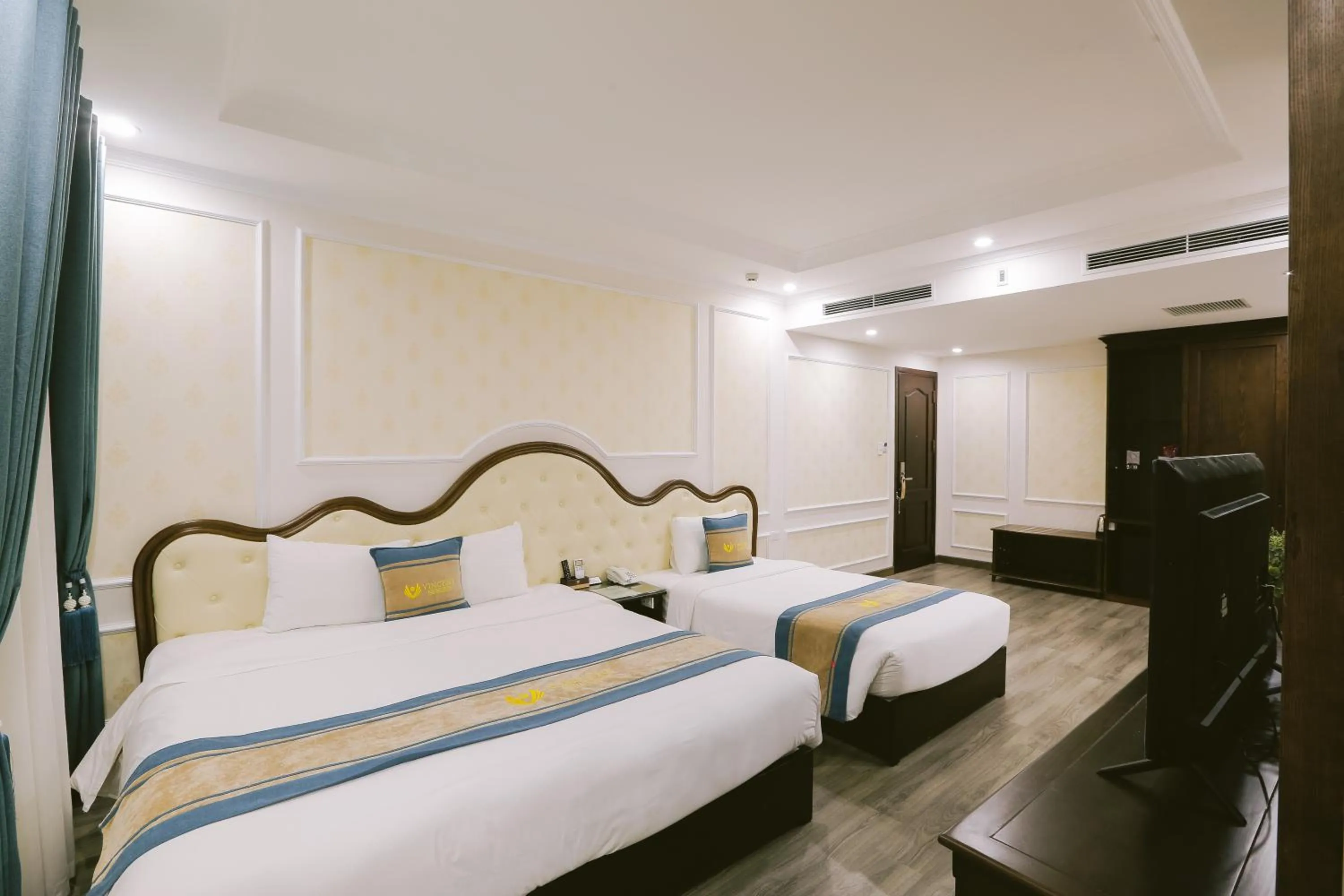 Bed in Vincent Halong Hotel