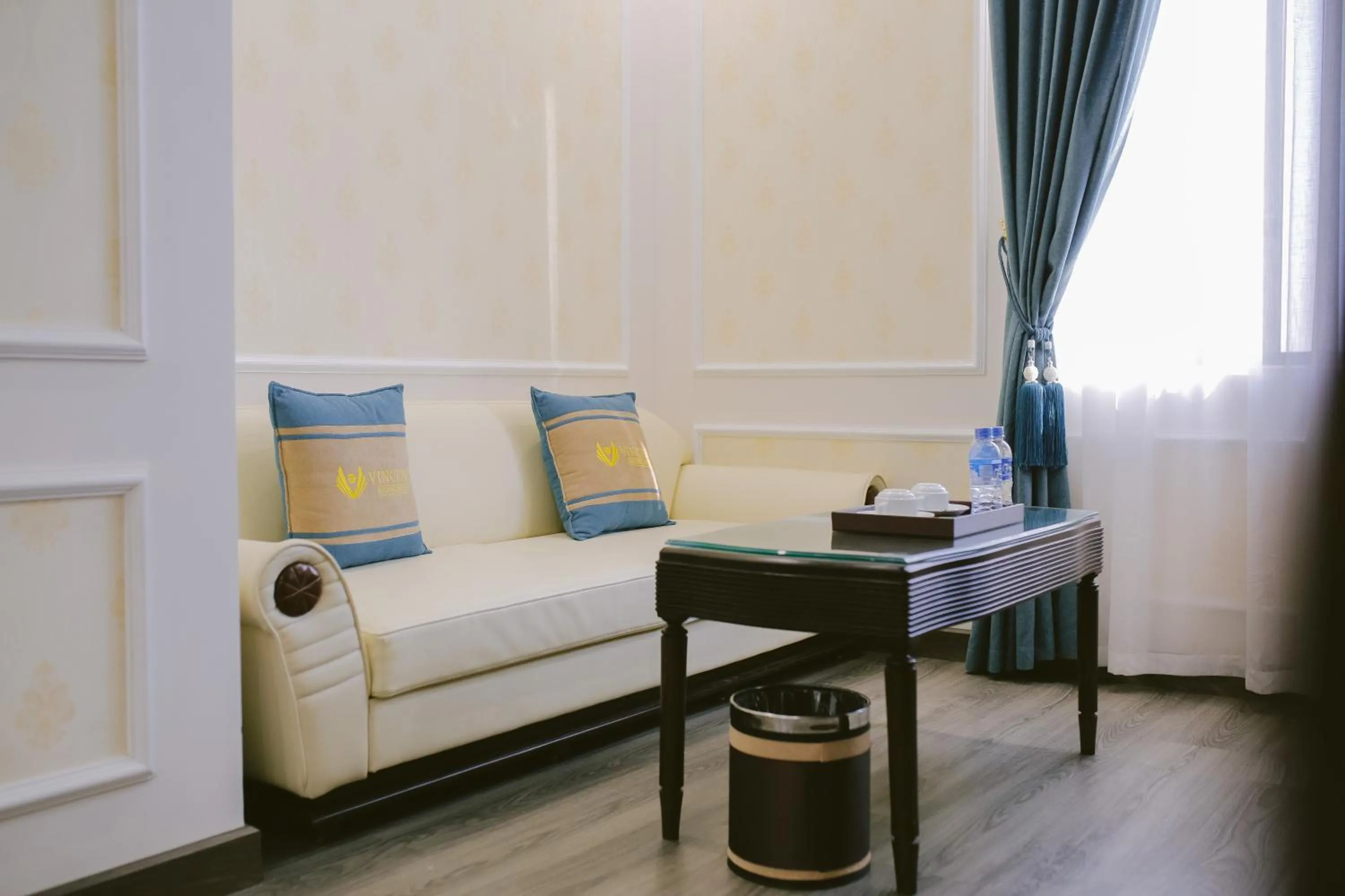 Living room in Vincent Halong Hotel