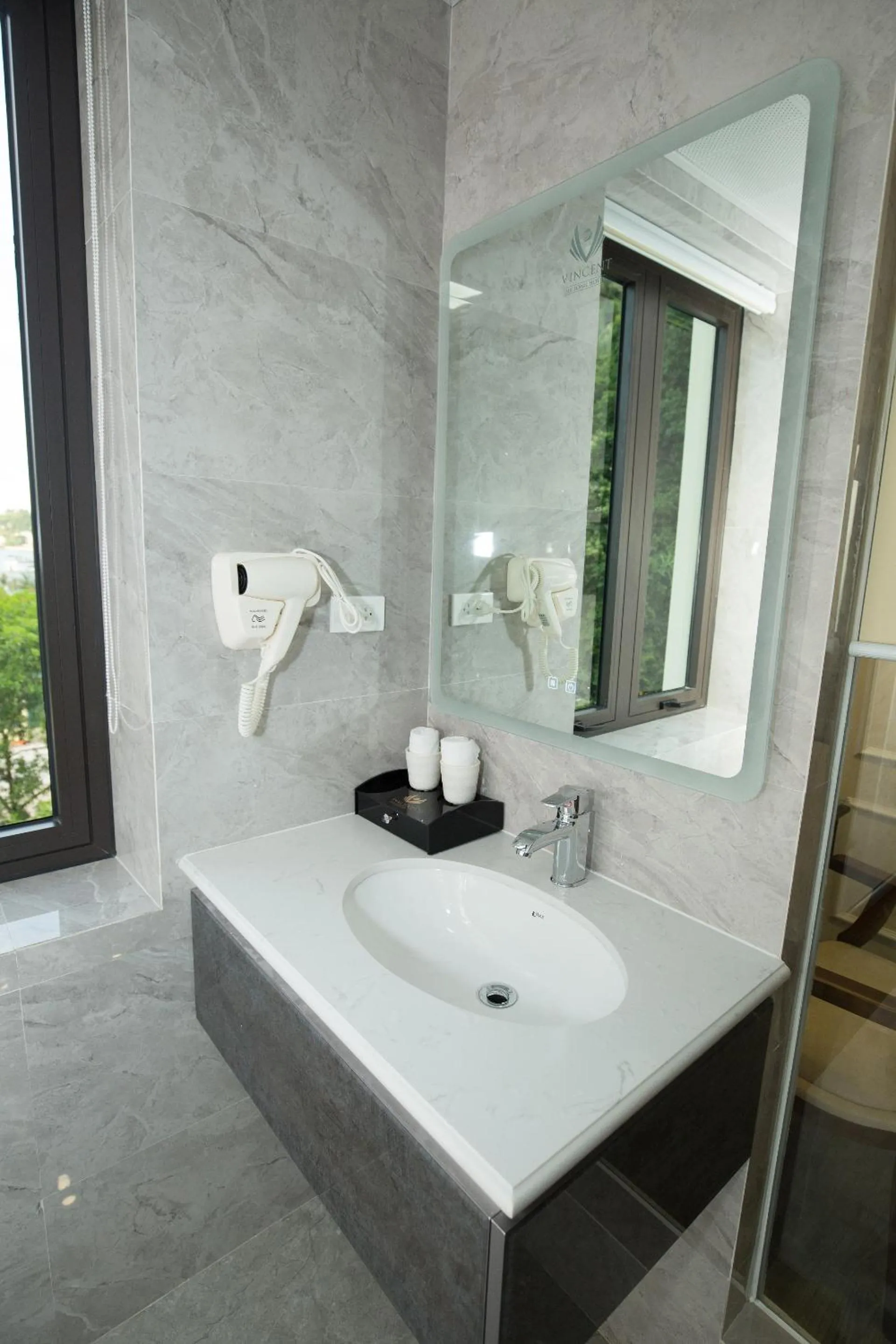 Bathroom in Vincent Halong Hotel