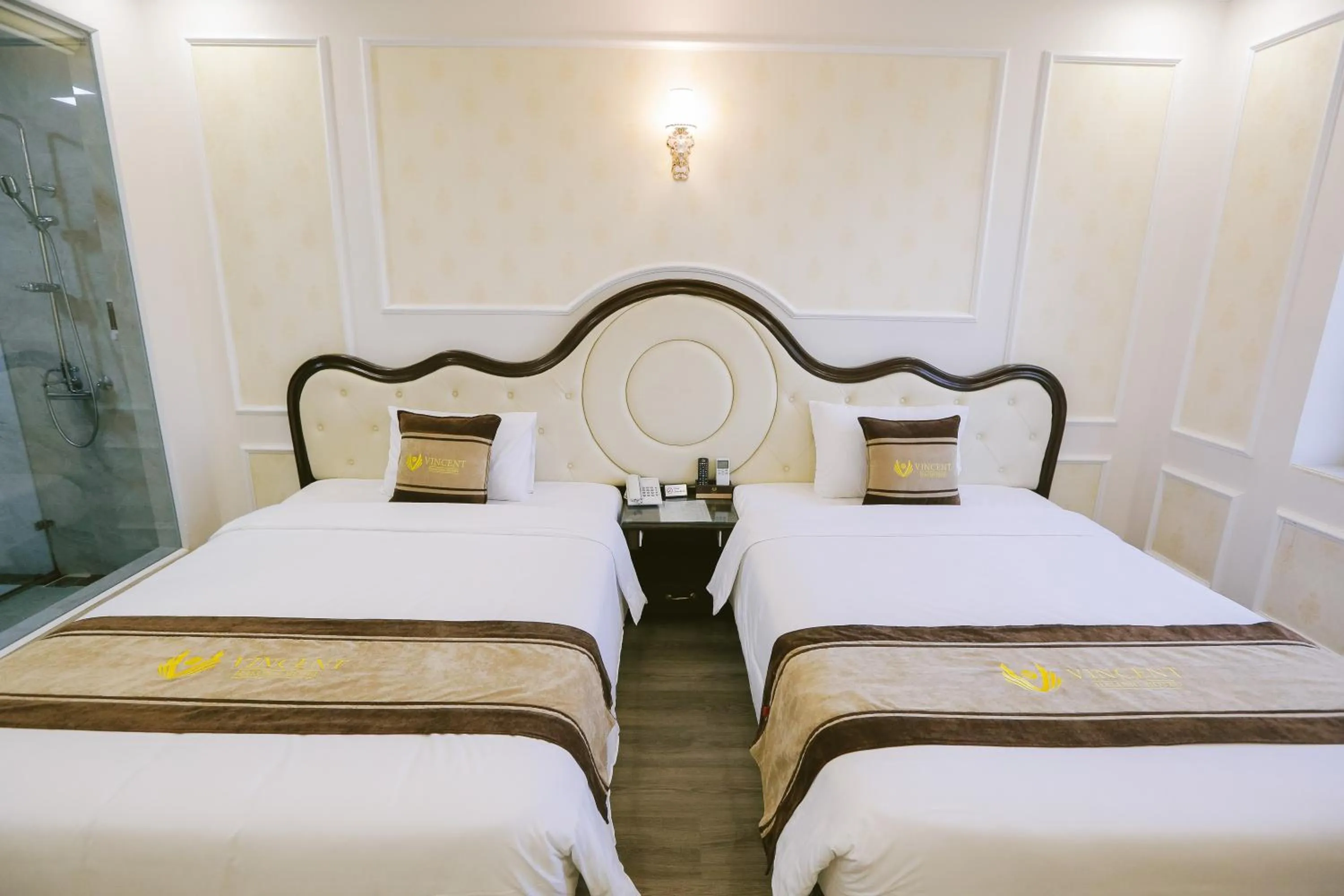 Bed in Vincent Halong Hotel