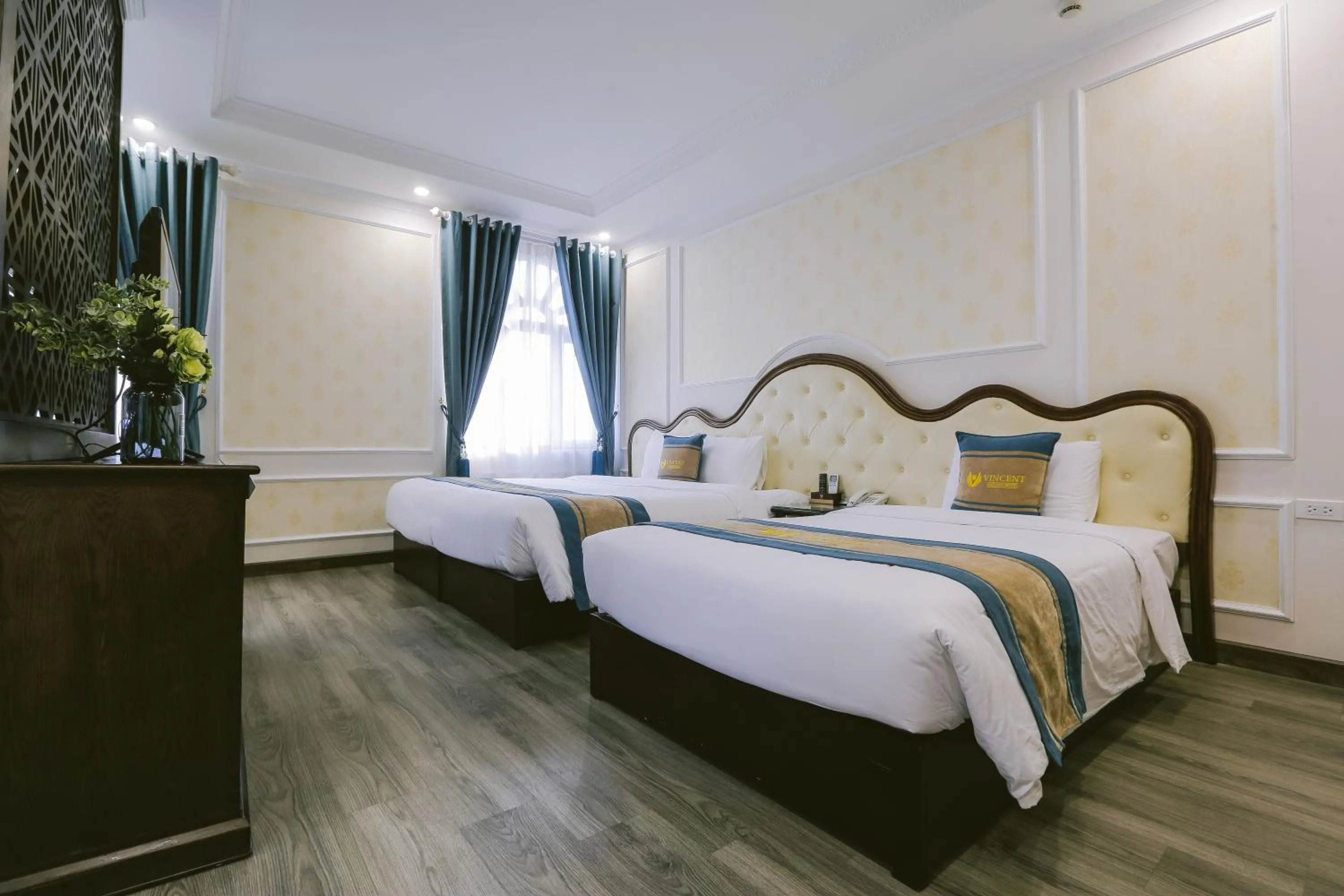 Bed in Vincent Halong Hotel