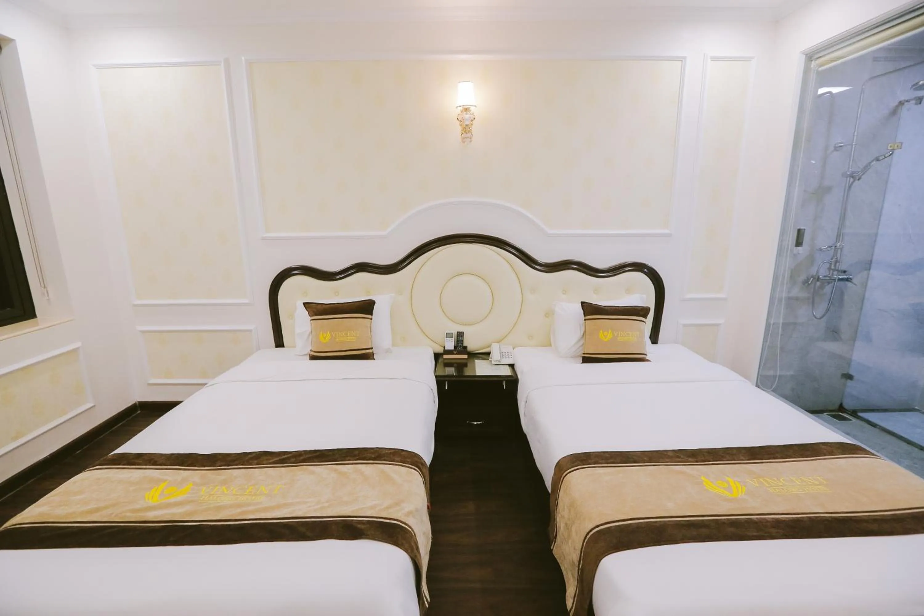 Bed in Vincent Halong Hotel