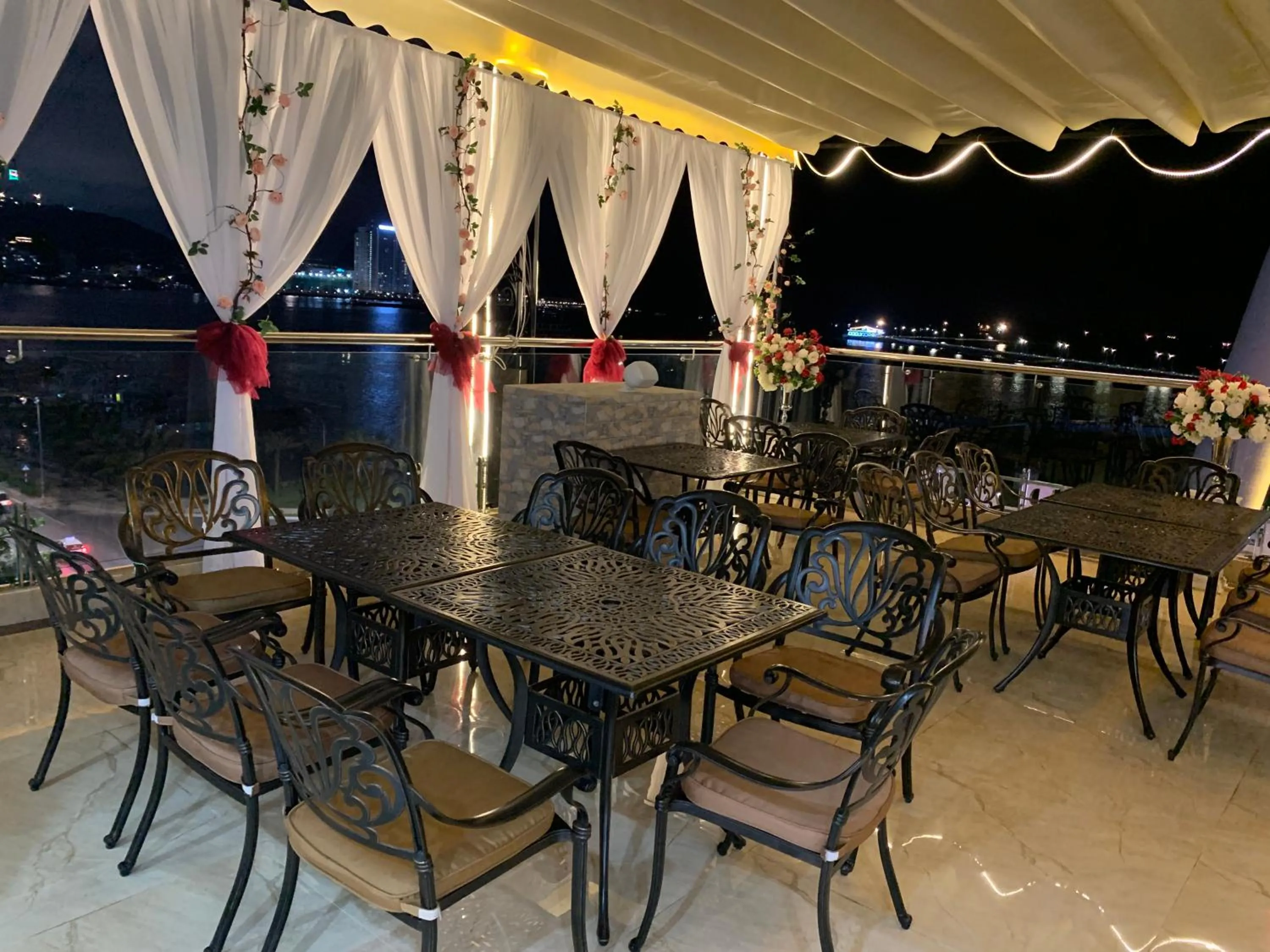 Lounge or bar in Vincent Halong Hotel