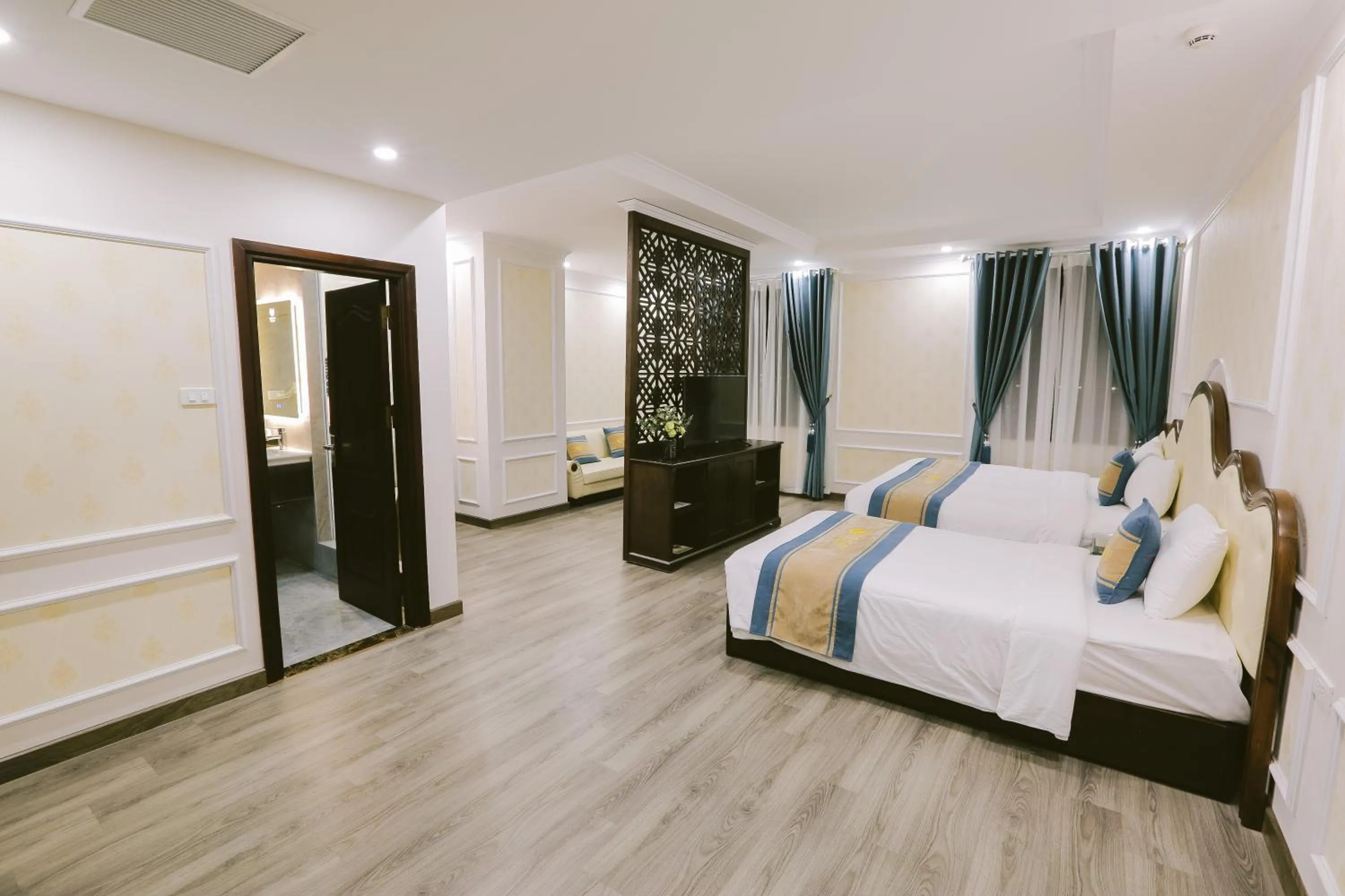 Bed in Vincent Halong Hotel