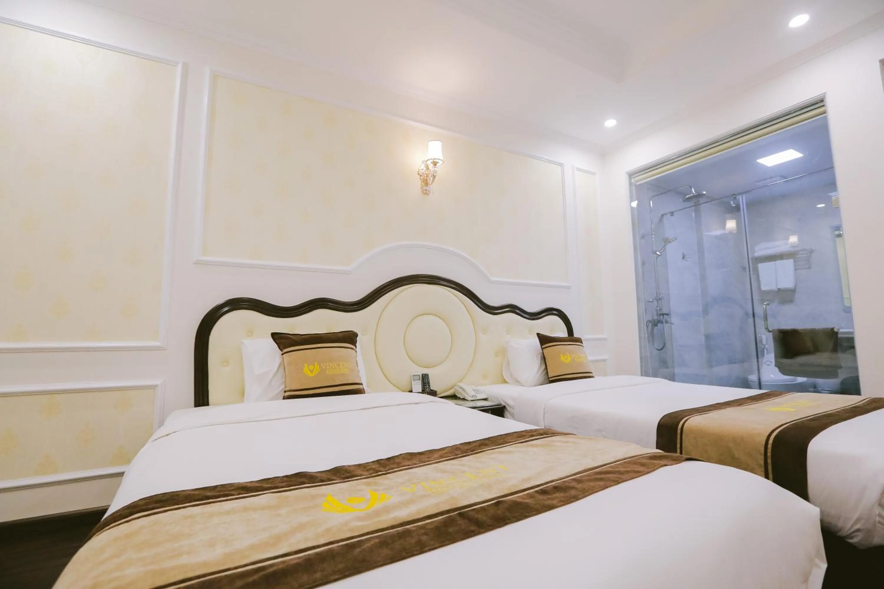 Bed in Vincent Halong Hotel