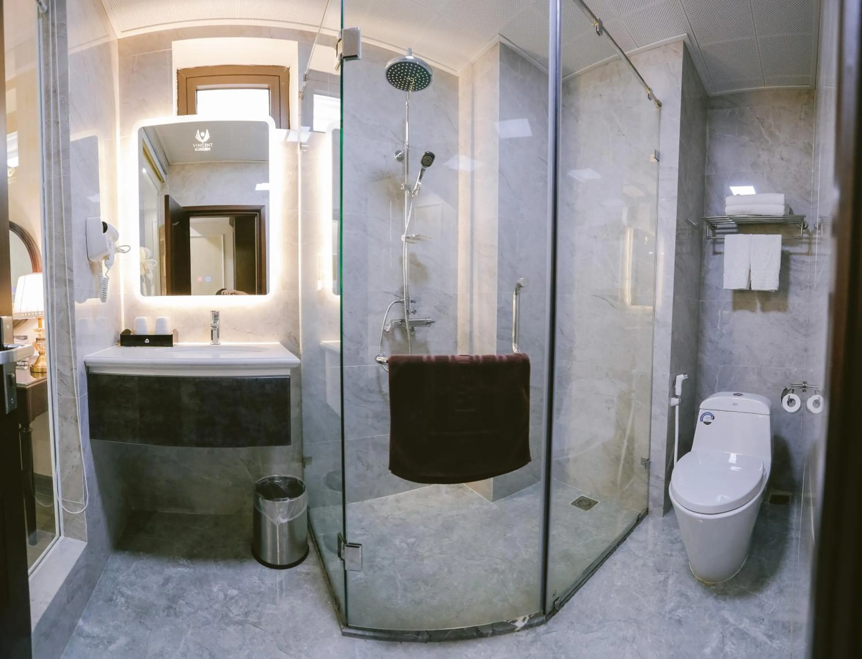 Bathroom in Vincent Halong Hotel