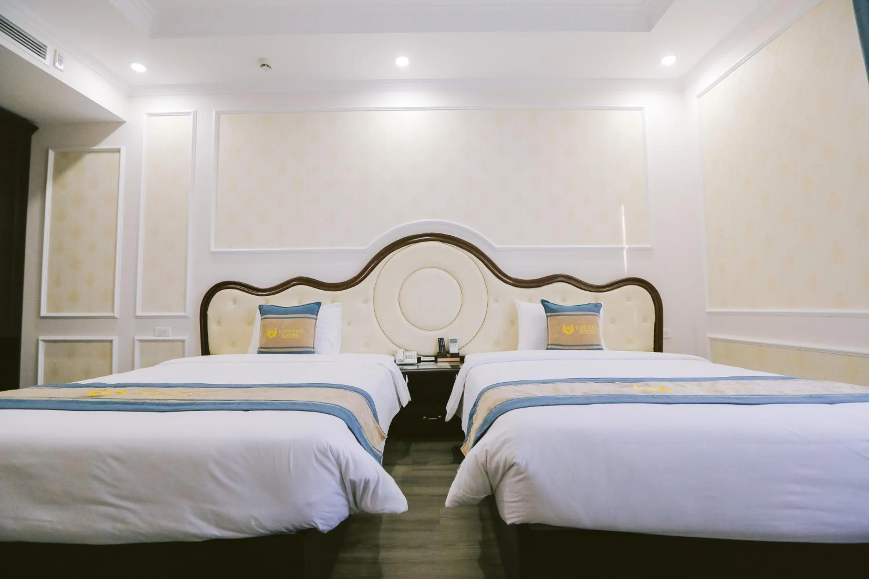 Bed in Vincent Halong Hotel