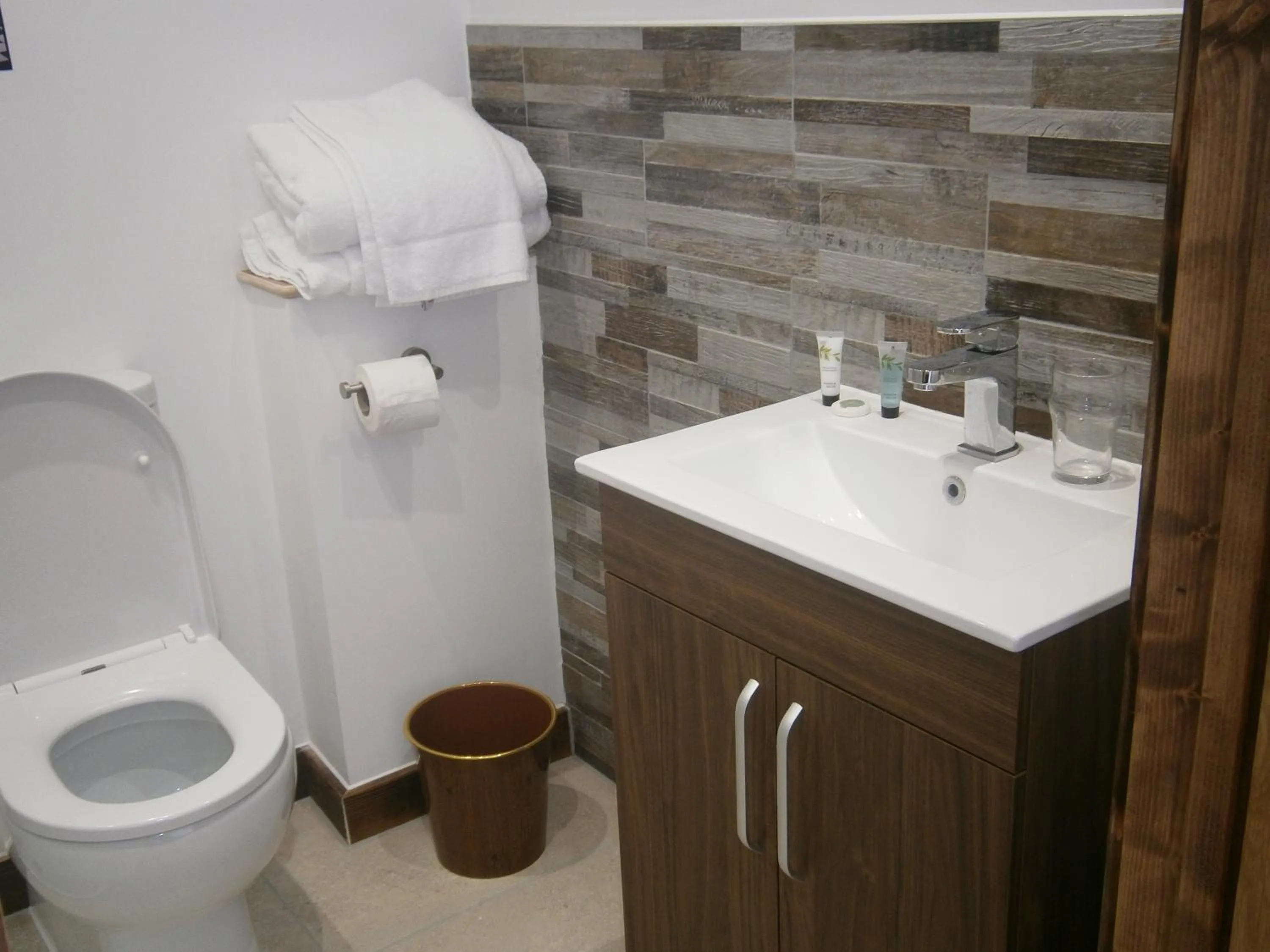 Bathroom in The Crown Lodges