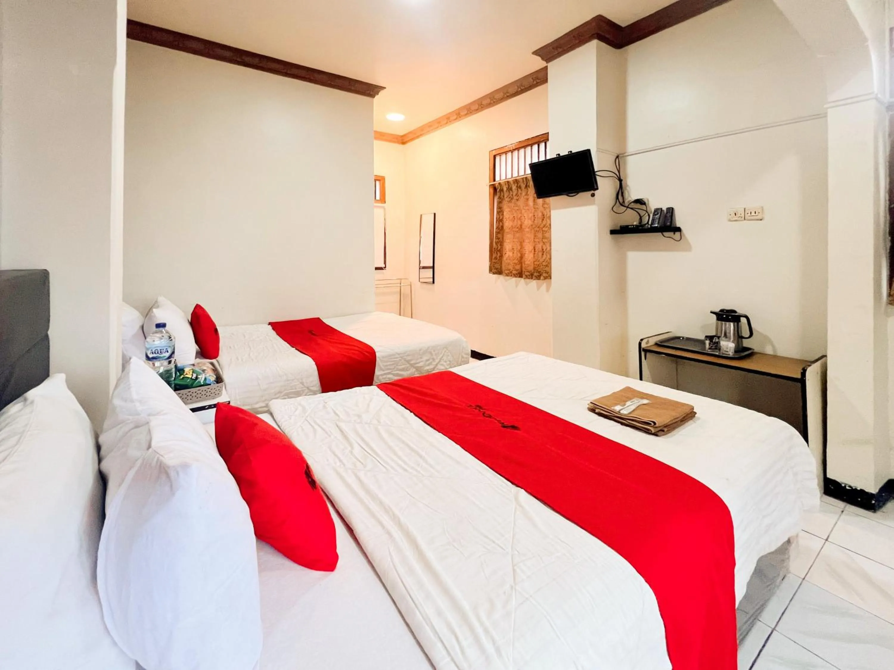 Bedroom, Bed in RedDoorz near Sarangan Lake