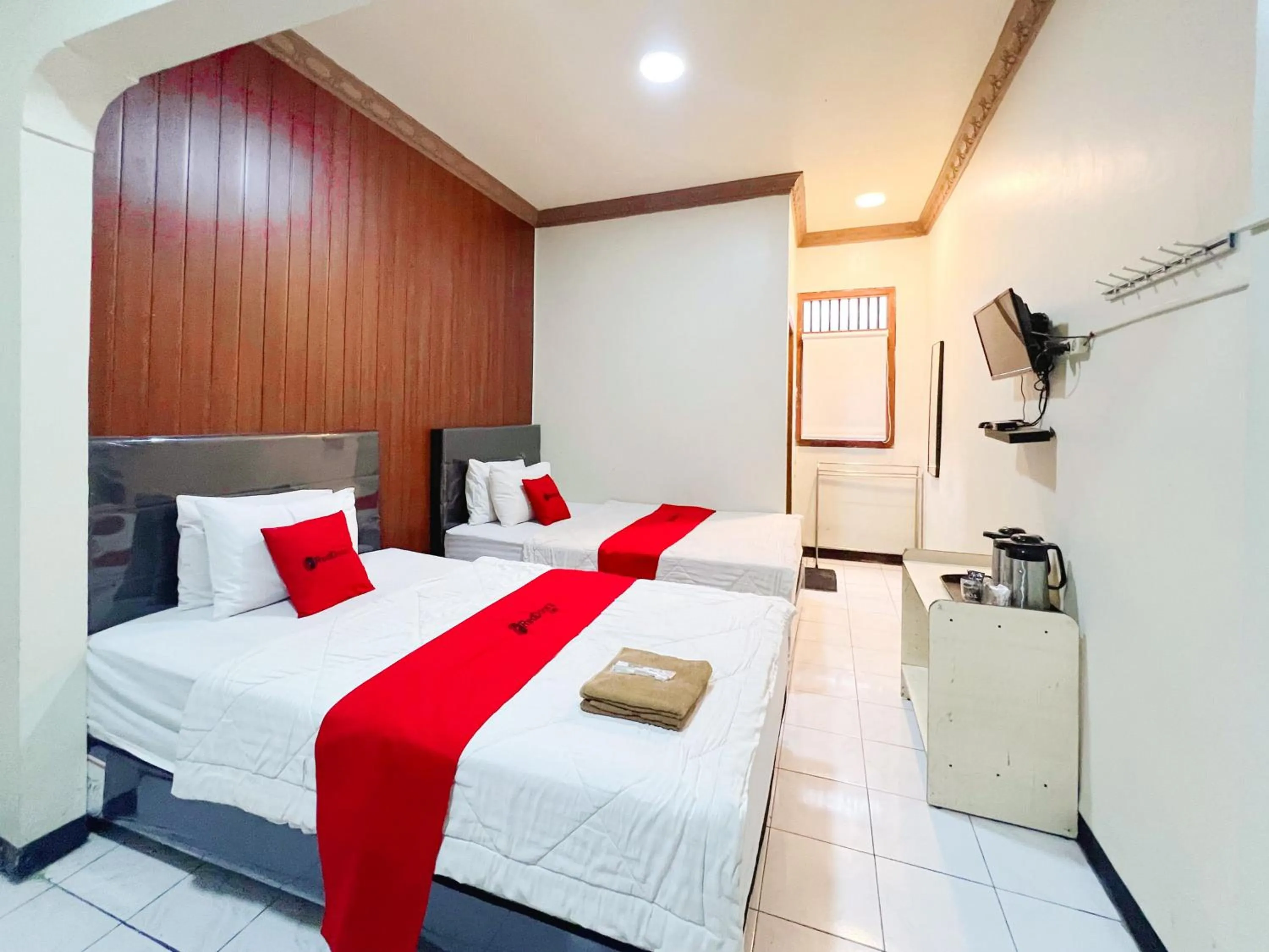 Bedroom, Bed in RedDoorz near Sarangan Lake