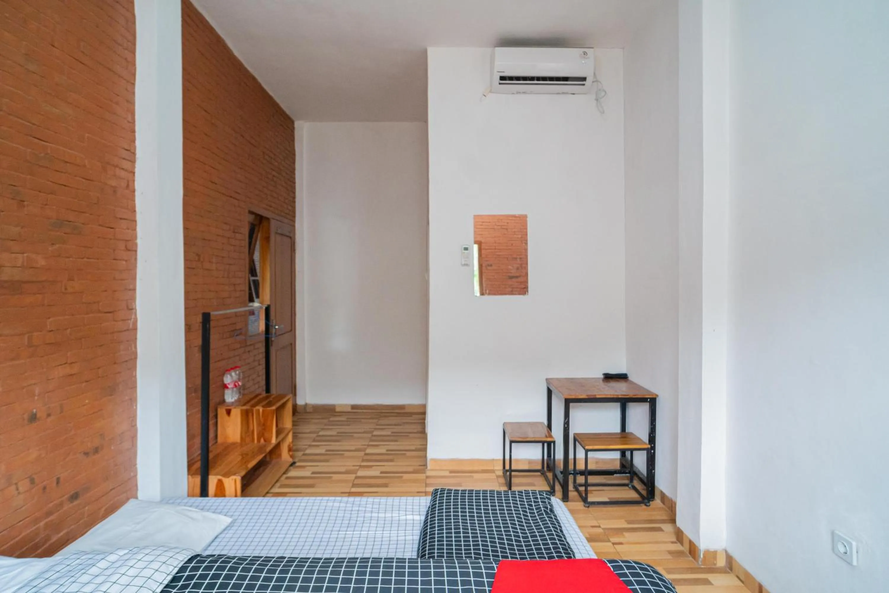 Bedroom, Bed in RedDoorz syariah @ Selomangleng Kediri