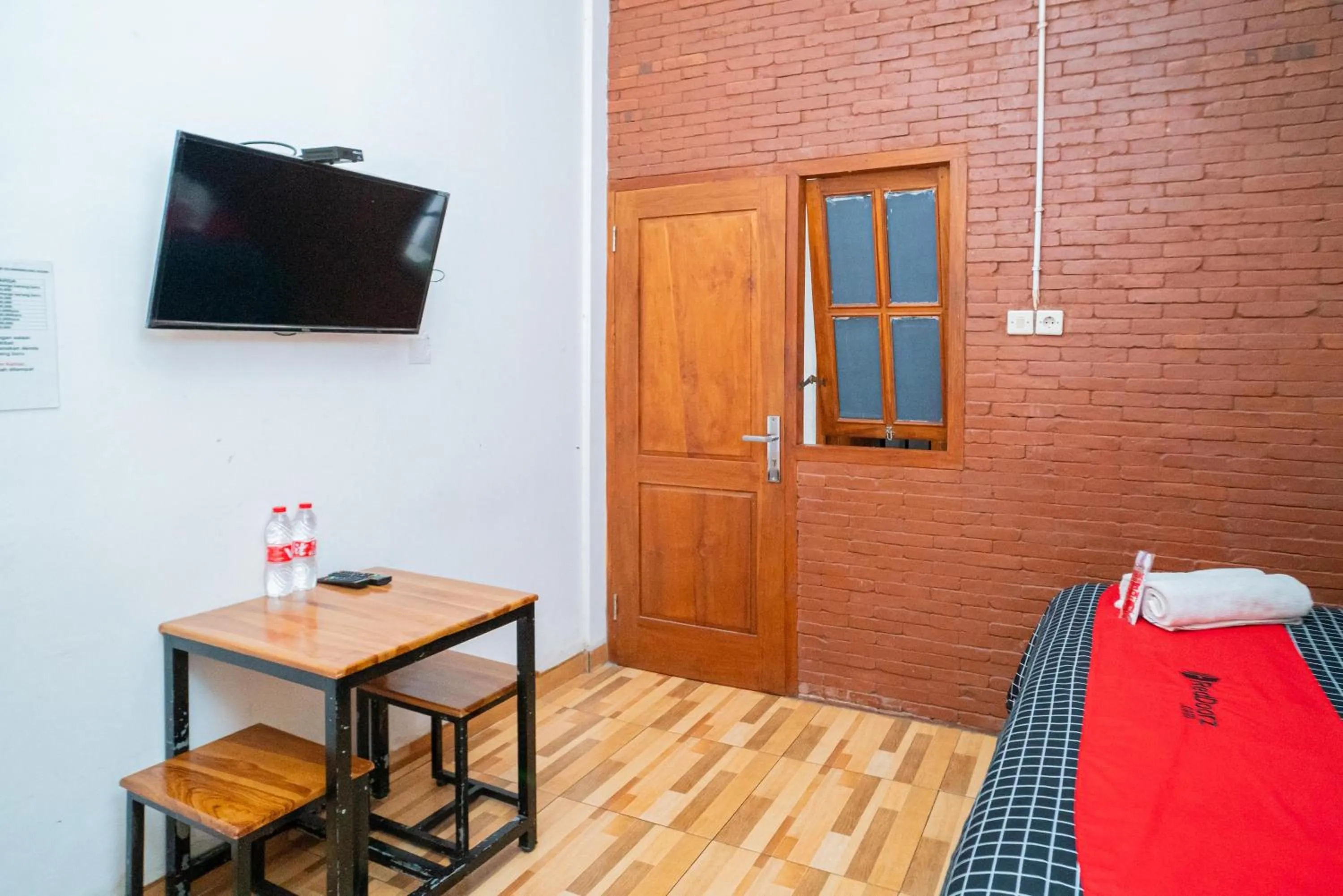 Bedroom, Bed in RedDoorz syariah @ Selomangleng Kediri