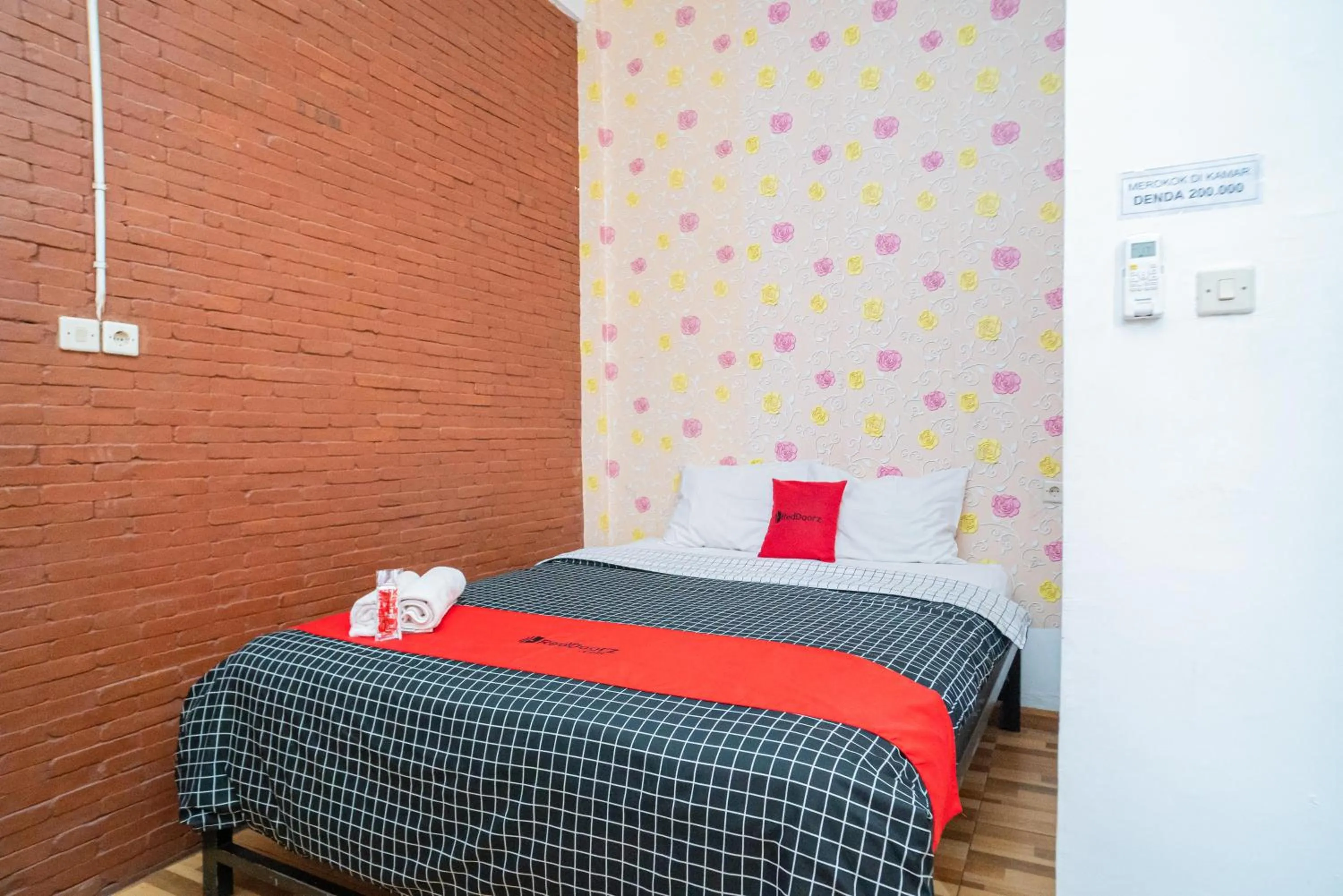 Bedroom, Bed in RedDoorz syariah @ Selomangleng Kediri