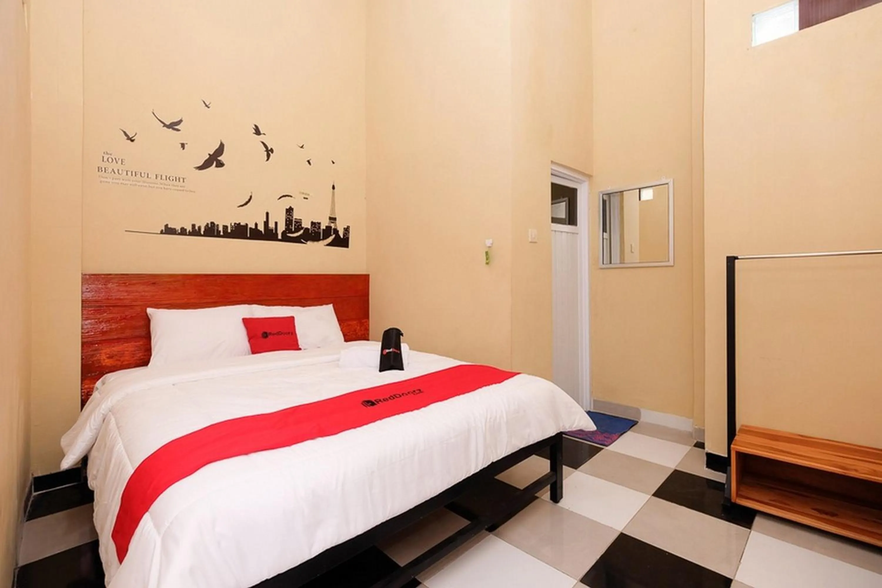 Bedroom, Bed in RedDoorz syariah @ Selomangleng Kediri