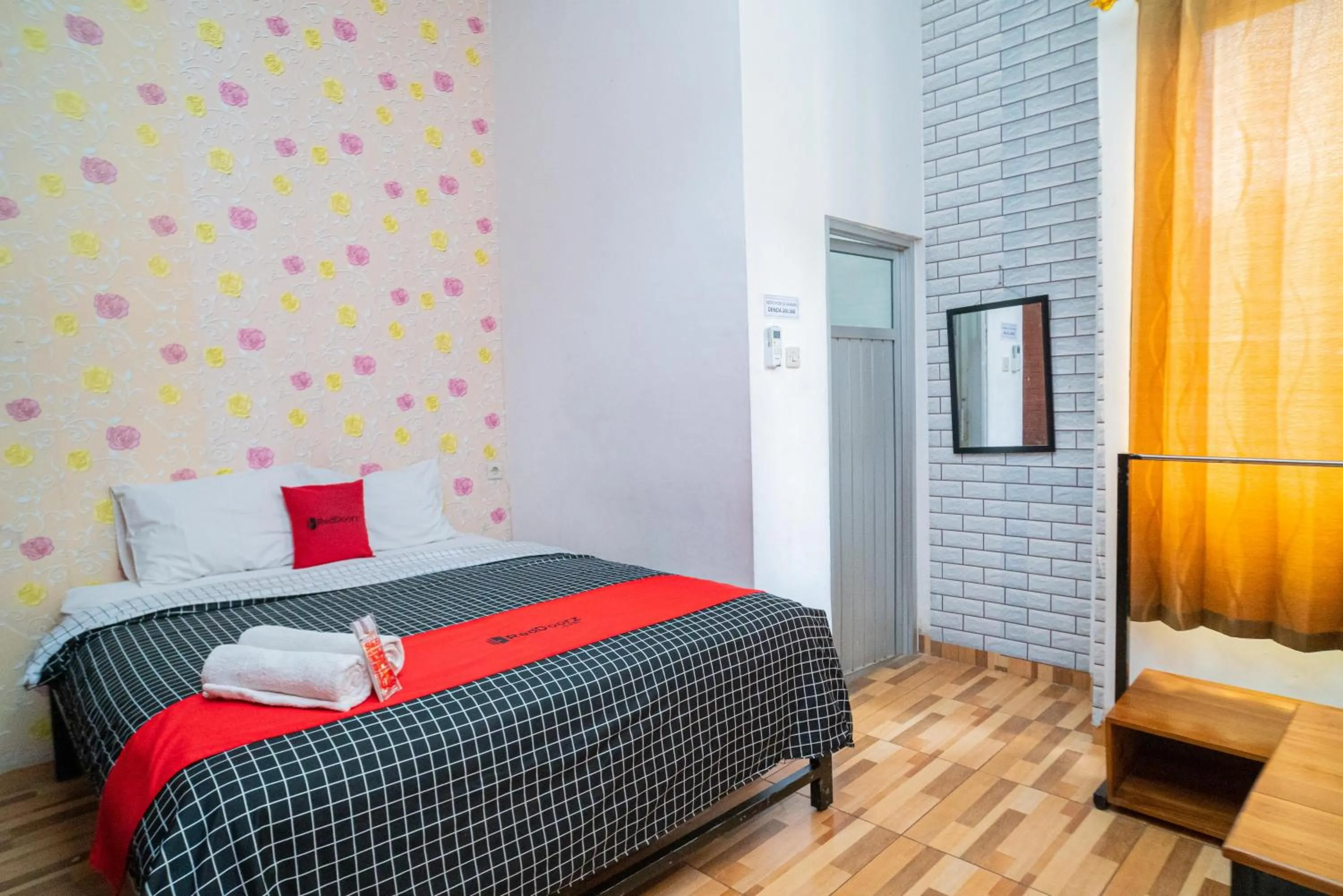 Bedroom, Bed in RedDoorz syariah @ Selomangleng Kediri