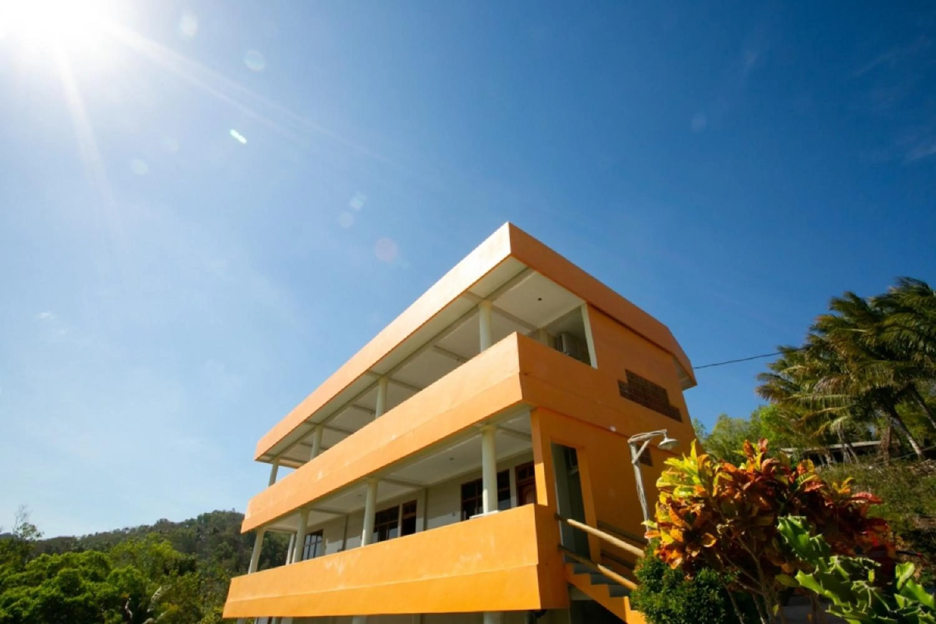 Facade/entrance in RedDoorz near Parangtritis Beach