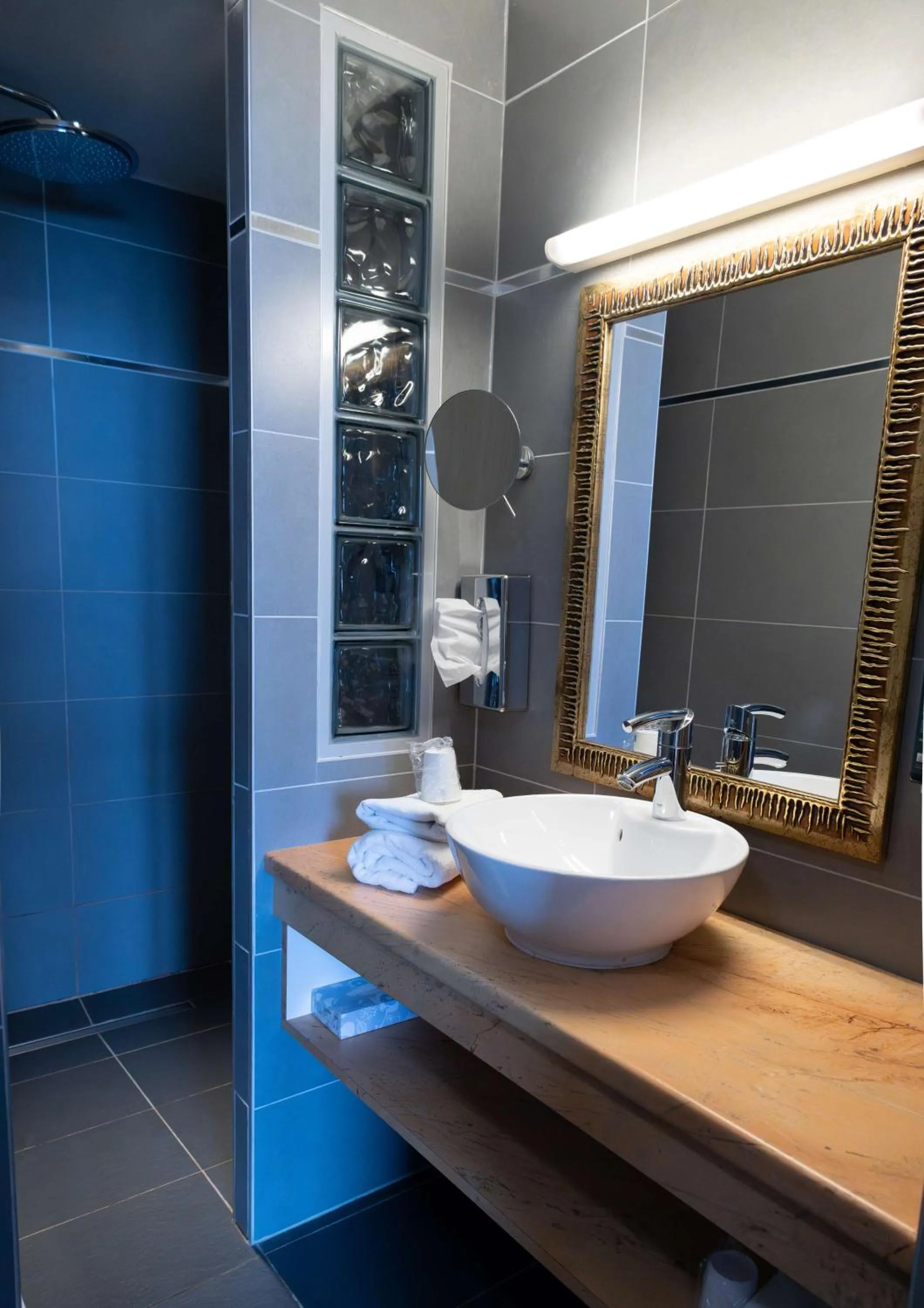 Bathroom in Brit Hotel Confort Saint-Lô