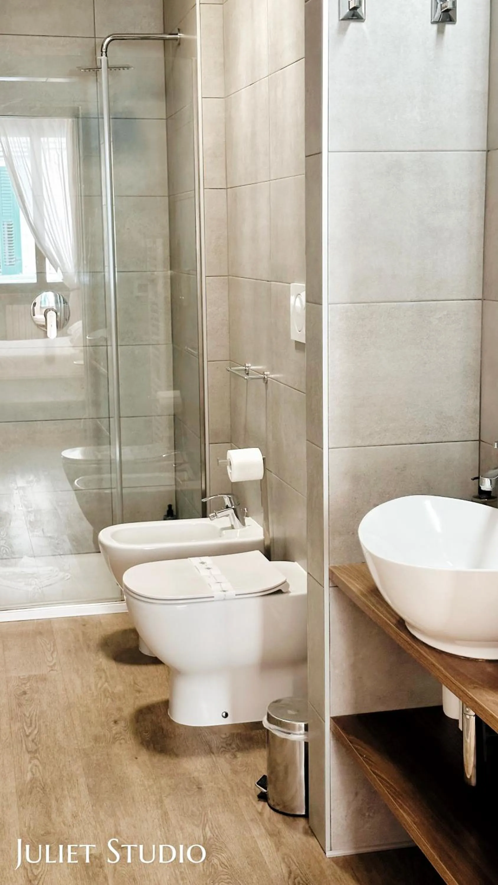 Shower in Truly Verona