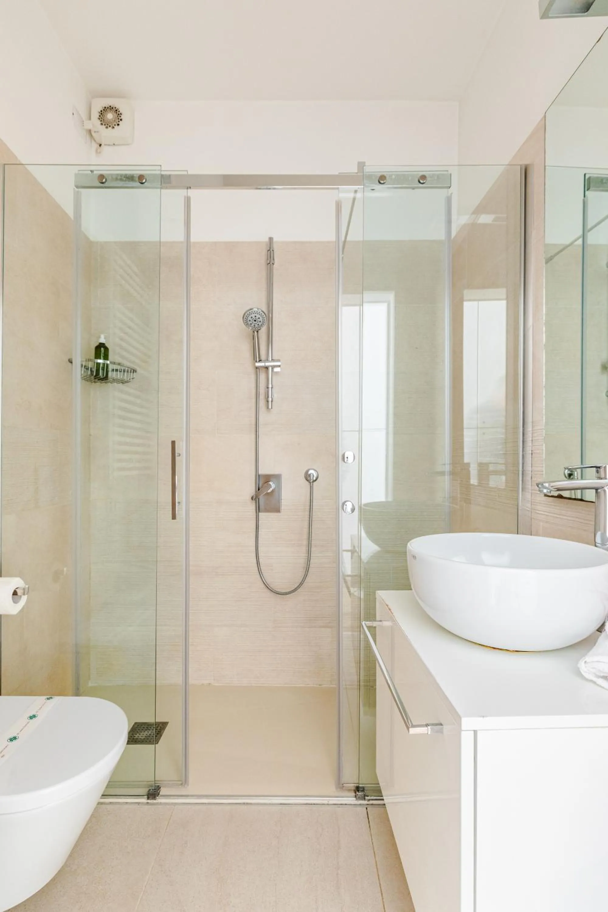 Shower in Truly Verona