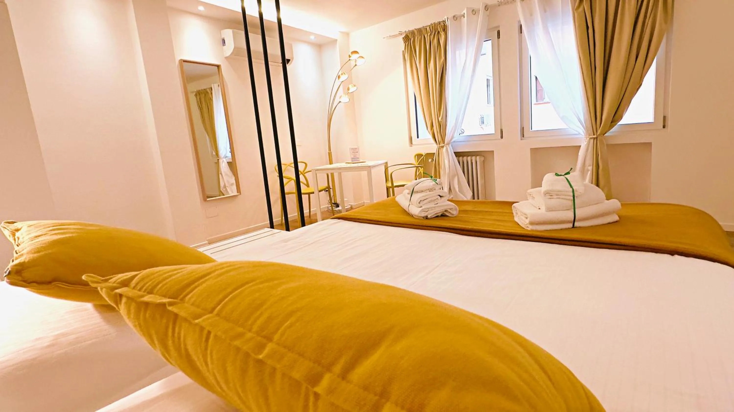 Seating area, Bed in Truly Verona