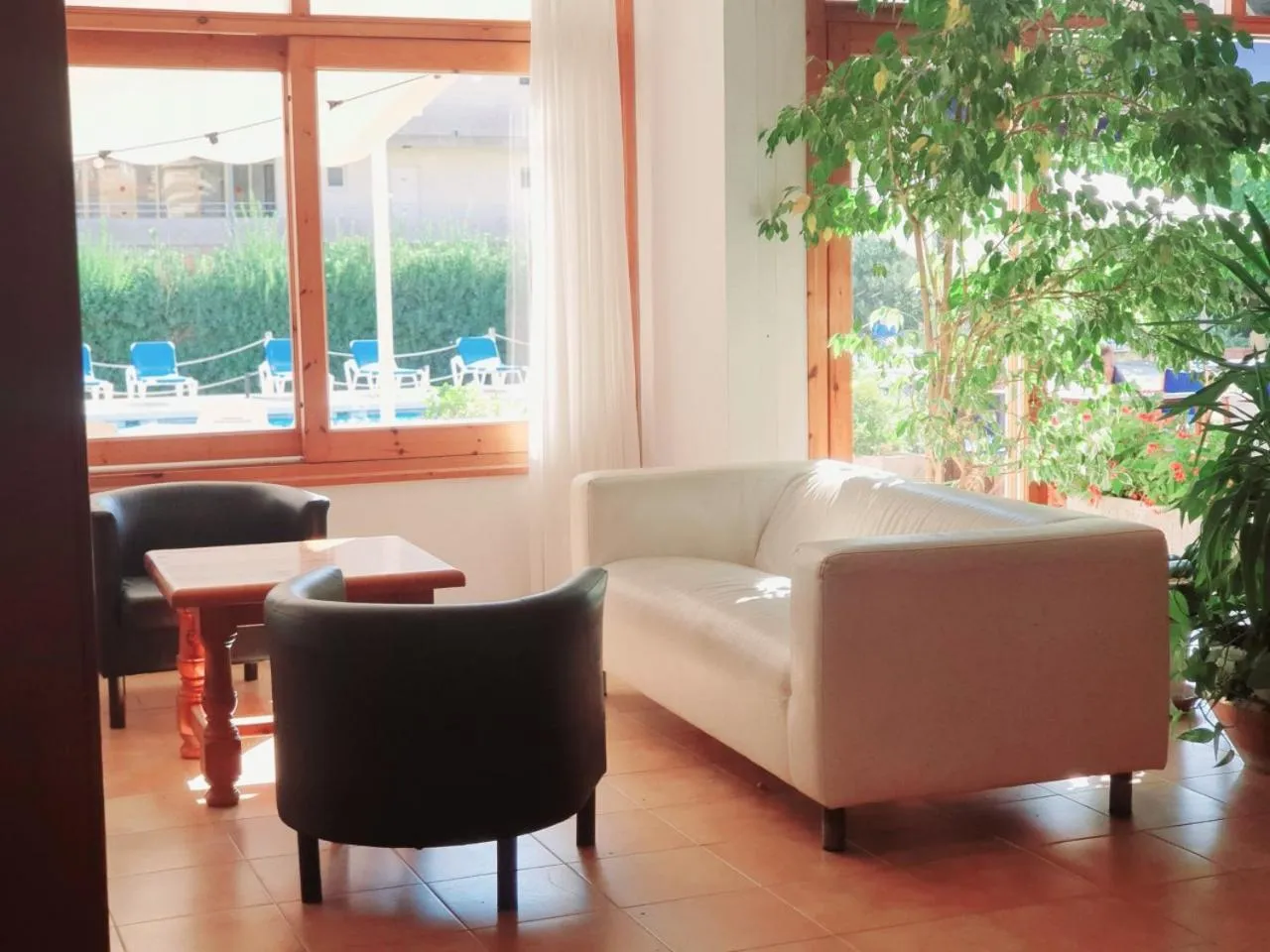 Restaurant/places to eat in Payet Apartments