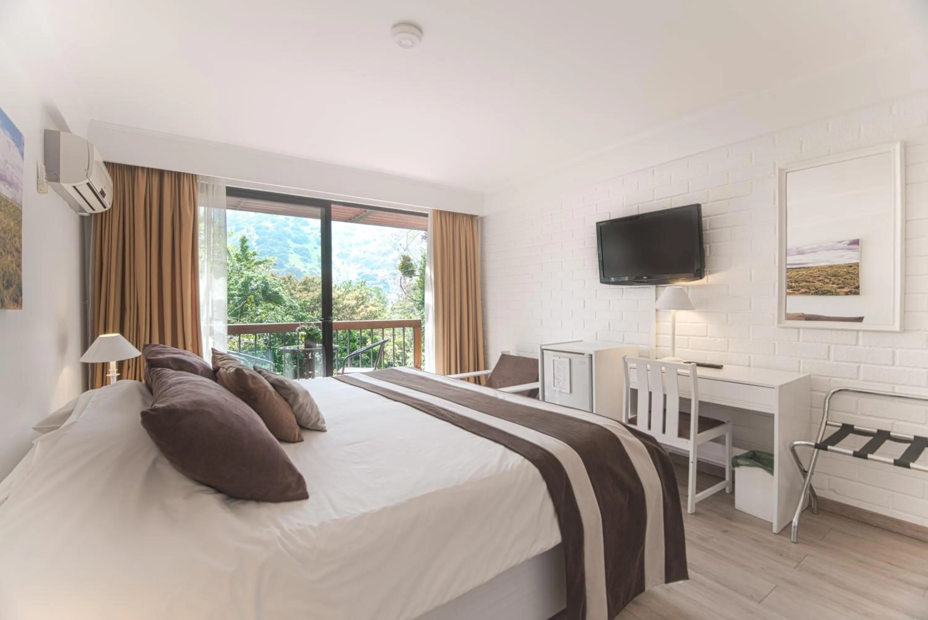 Photo of the whole room, Bed in Hotel Acacias de Vitacura